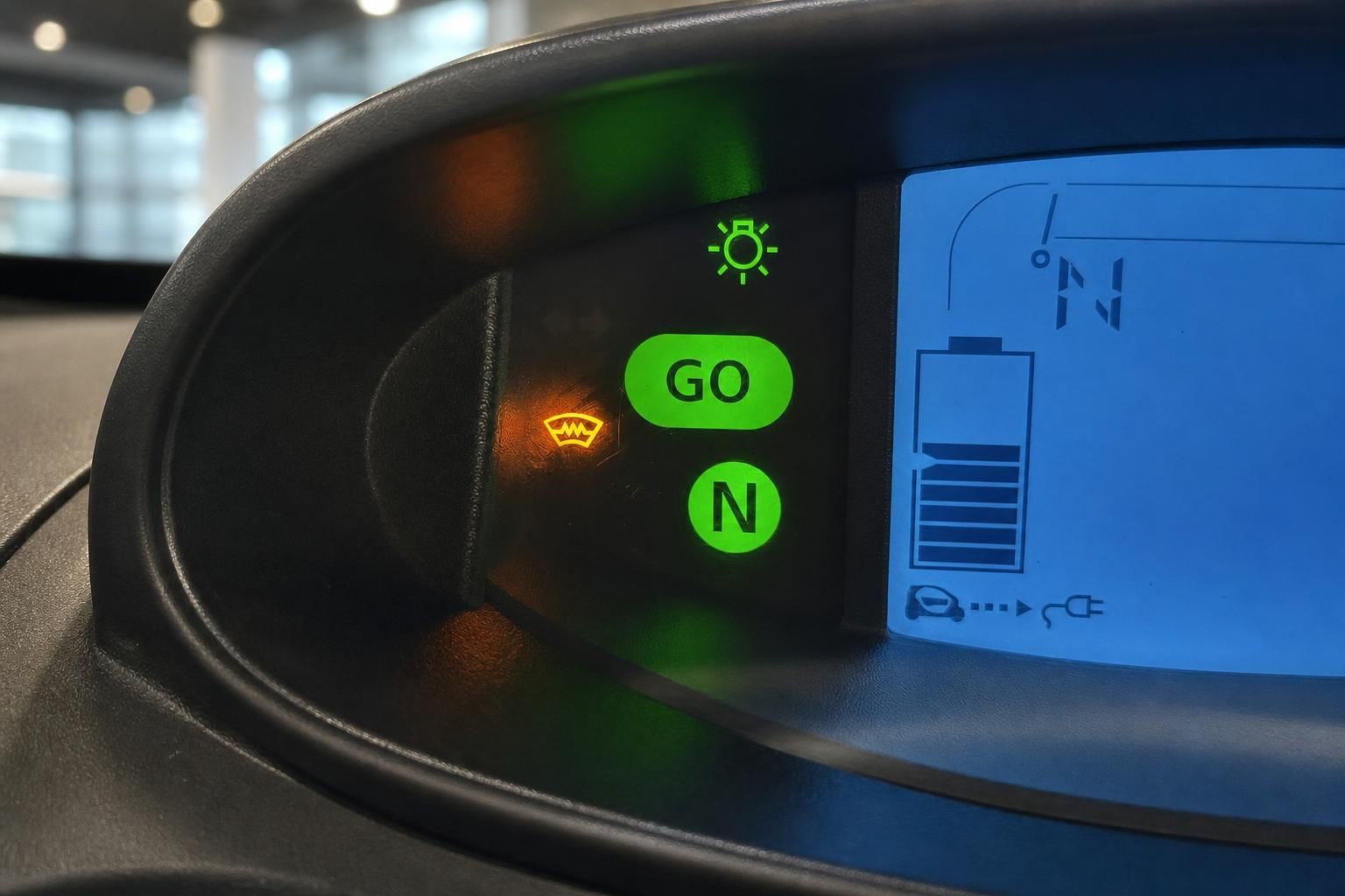 Digitales Cockpit-Display mit GO-Anzeige und Batteriestand im Elektrofahrzeug