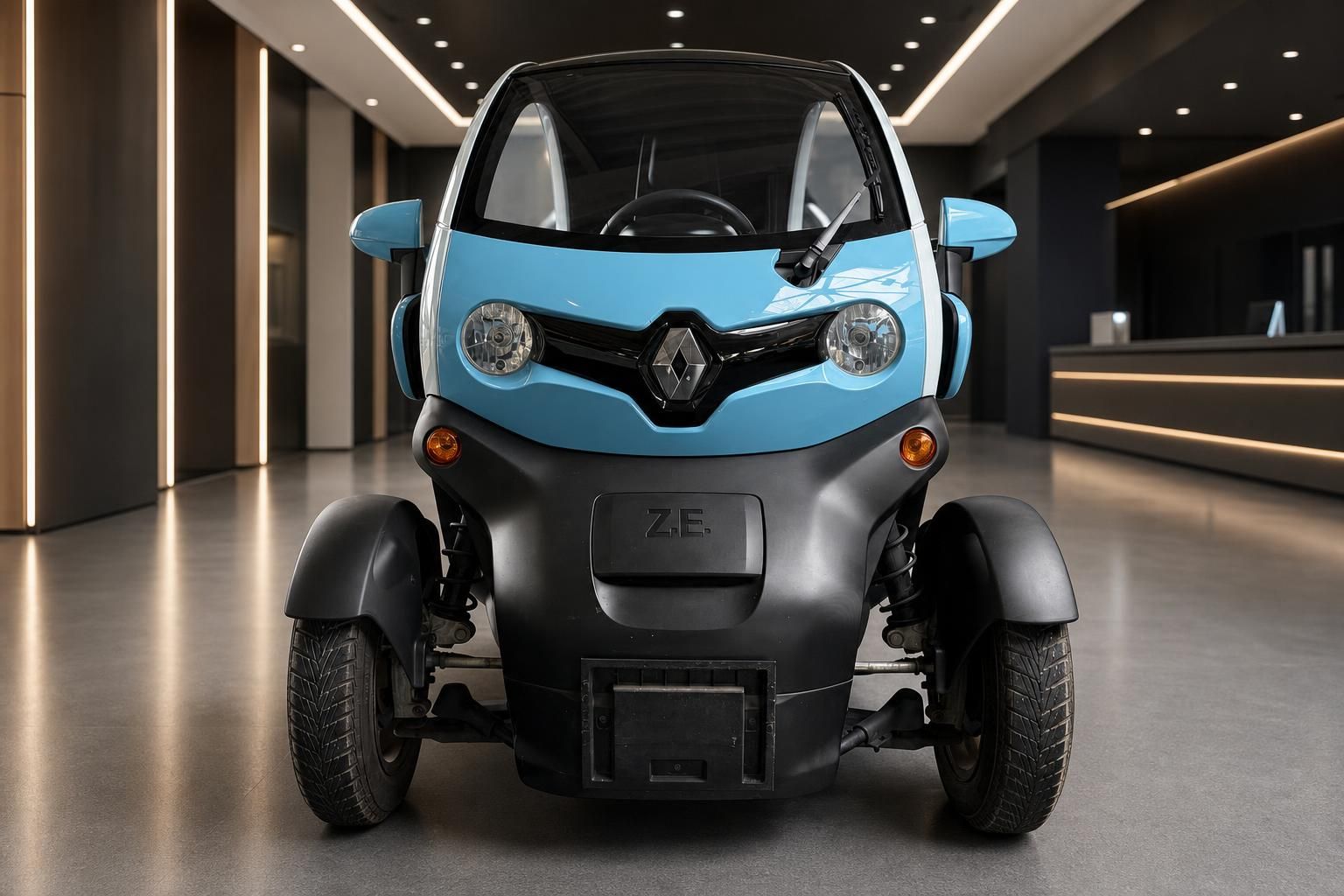 Renault Twizy Z.E. Elektrofahrzeug, direkte Frontansicht im Showroom