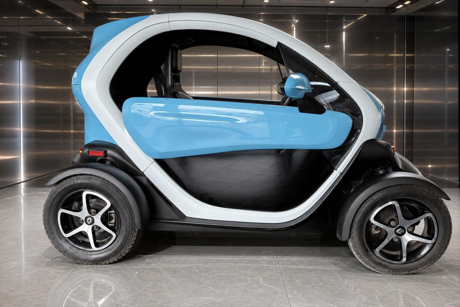 Renault Twizy Seitenansicht in Blau-Weiß mit geöffneter Tür