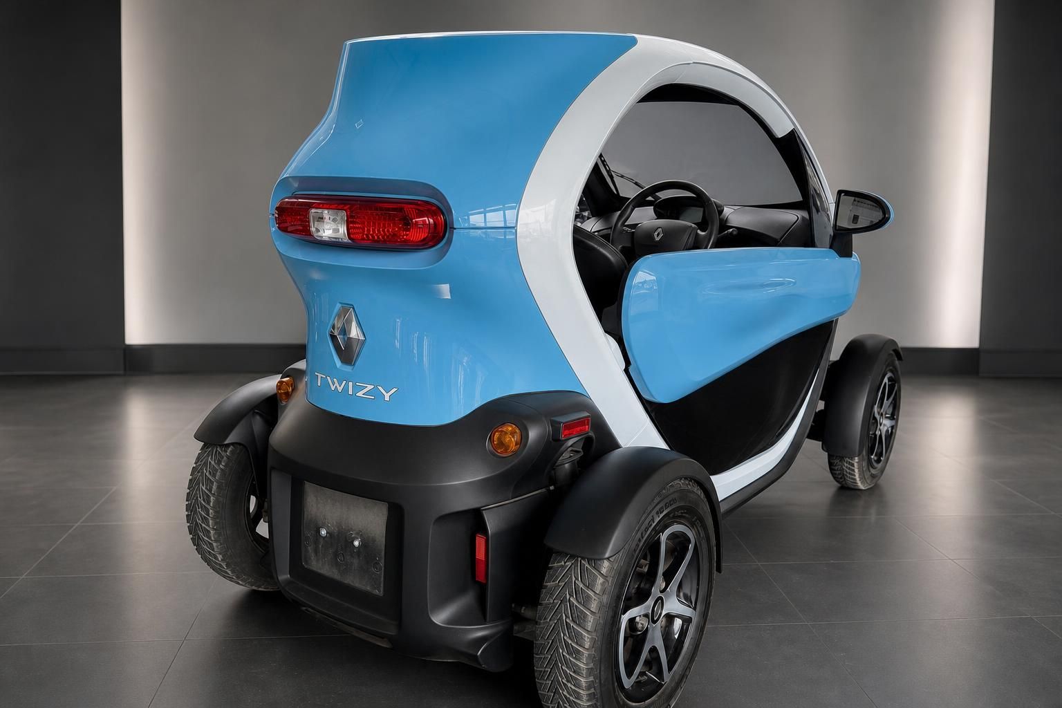 Renault Twizy Heckansicht mit offener Tür und Blick ins Cockpit