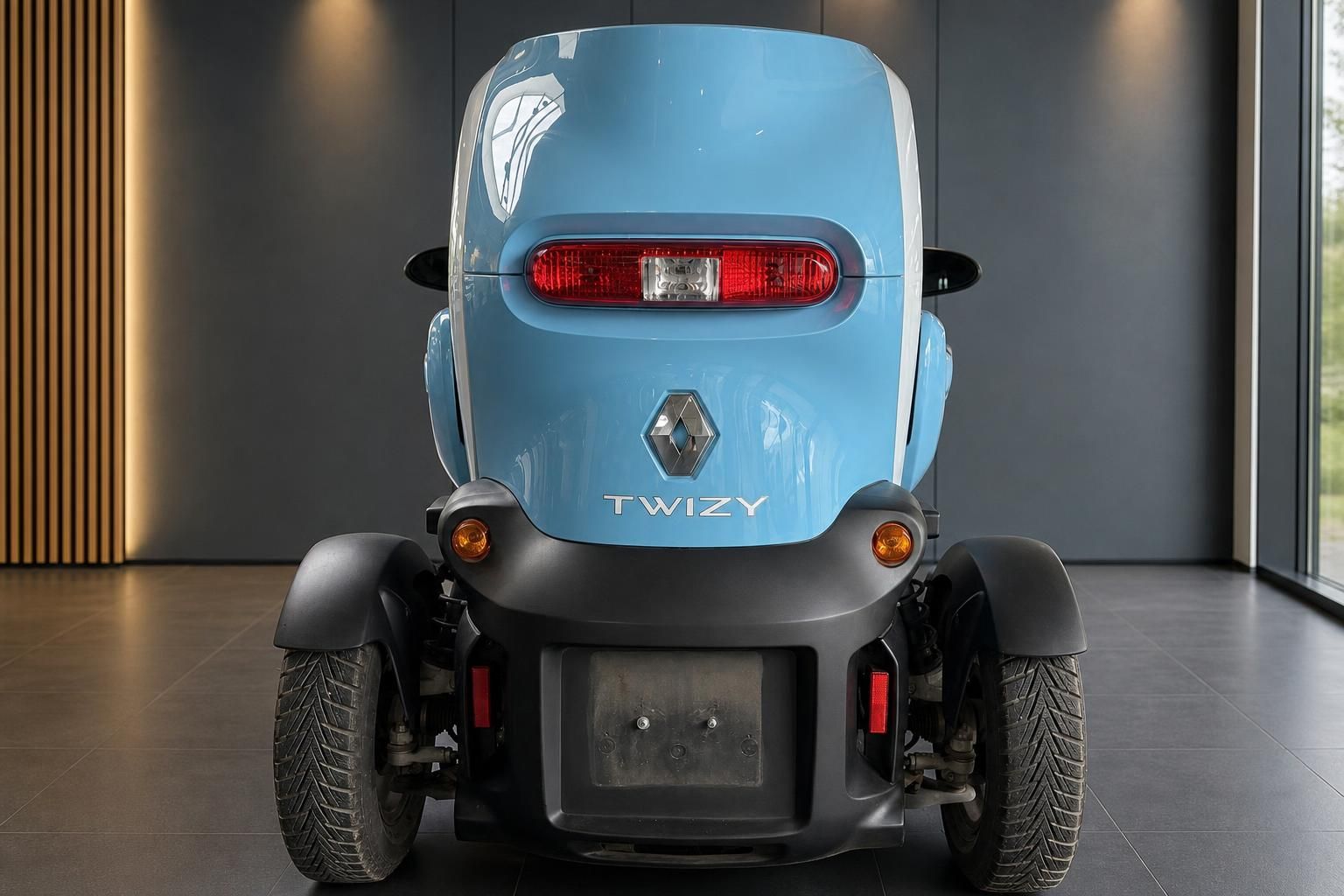 Renault Twizy blau-weiss, Frontansicht mit Blinkern und Kennzeichenhalterung