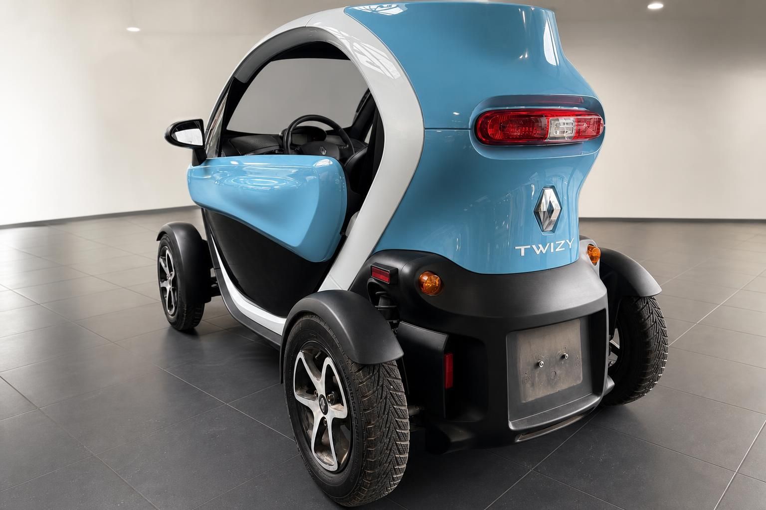 Renault Twizy in Blau, Heckansicht mit geoeffneter Tuer in Ausstellungsraum