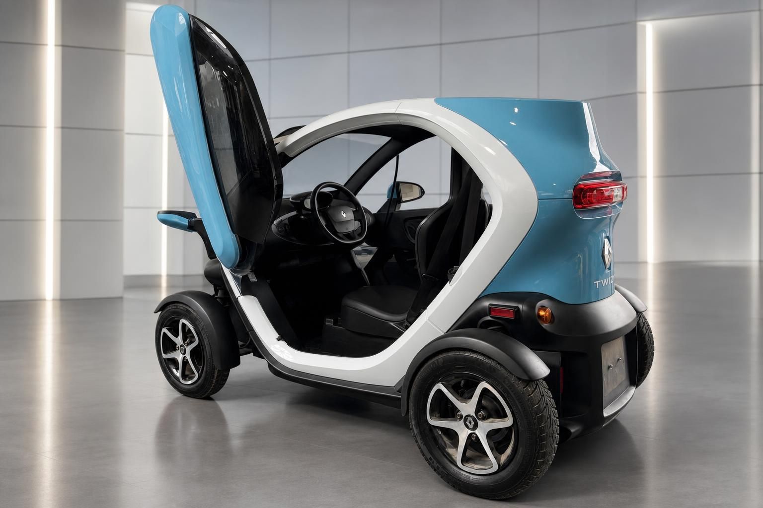 Renault Twizy mit geoeffneter Fluegeltuer, Seitenansicht im Showroom