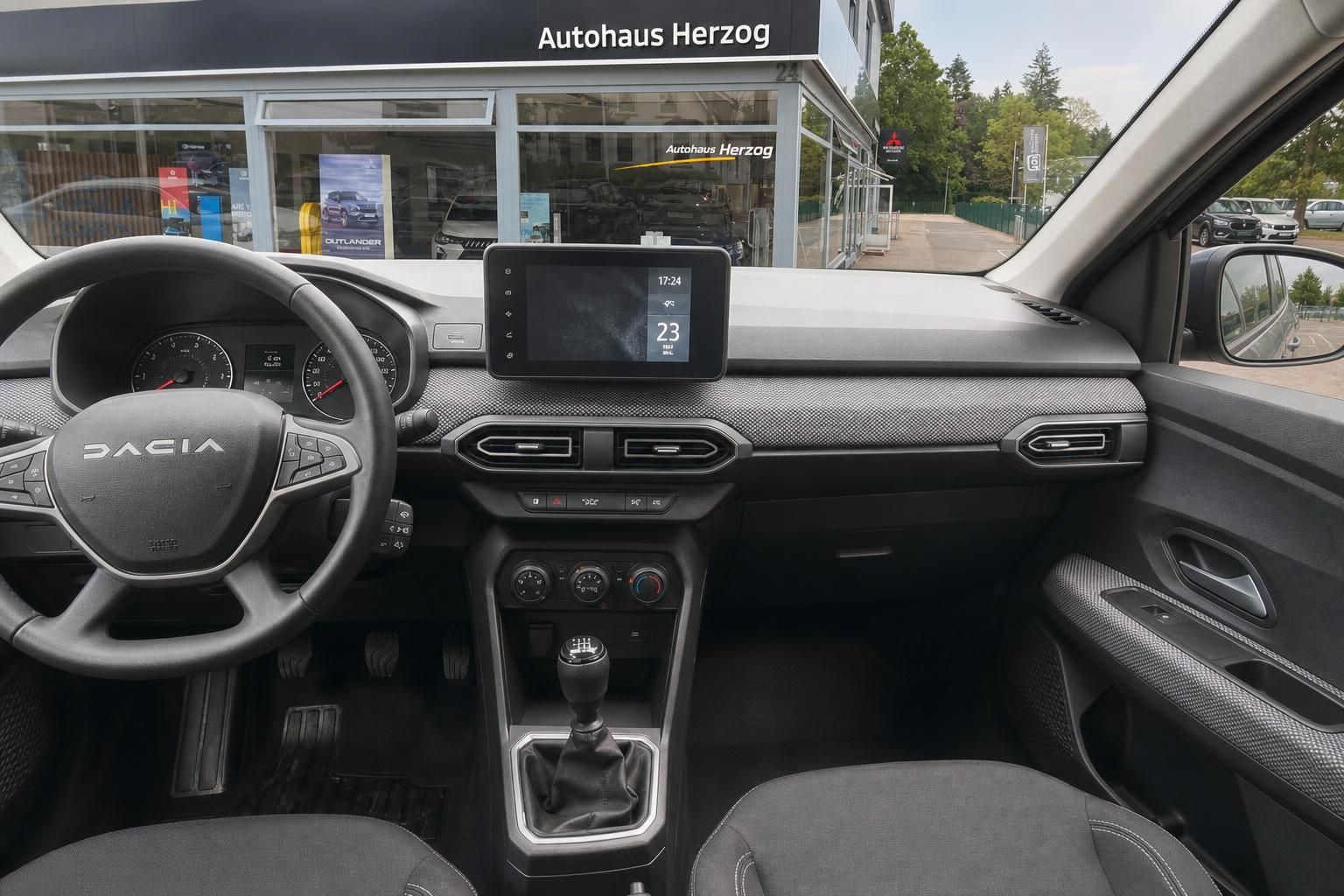 Dacia Armaturenbrett und Lenkrad - Innenausstattung mit Touchscreen und Schalthebel