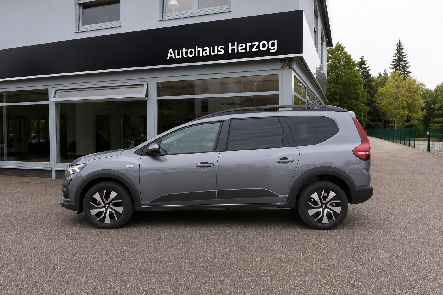 Dacia Jogger grau Seitenansicht vor Autohaus Herzog - kompakter Familien-Van
