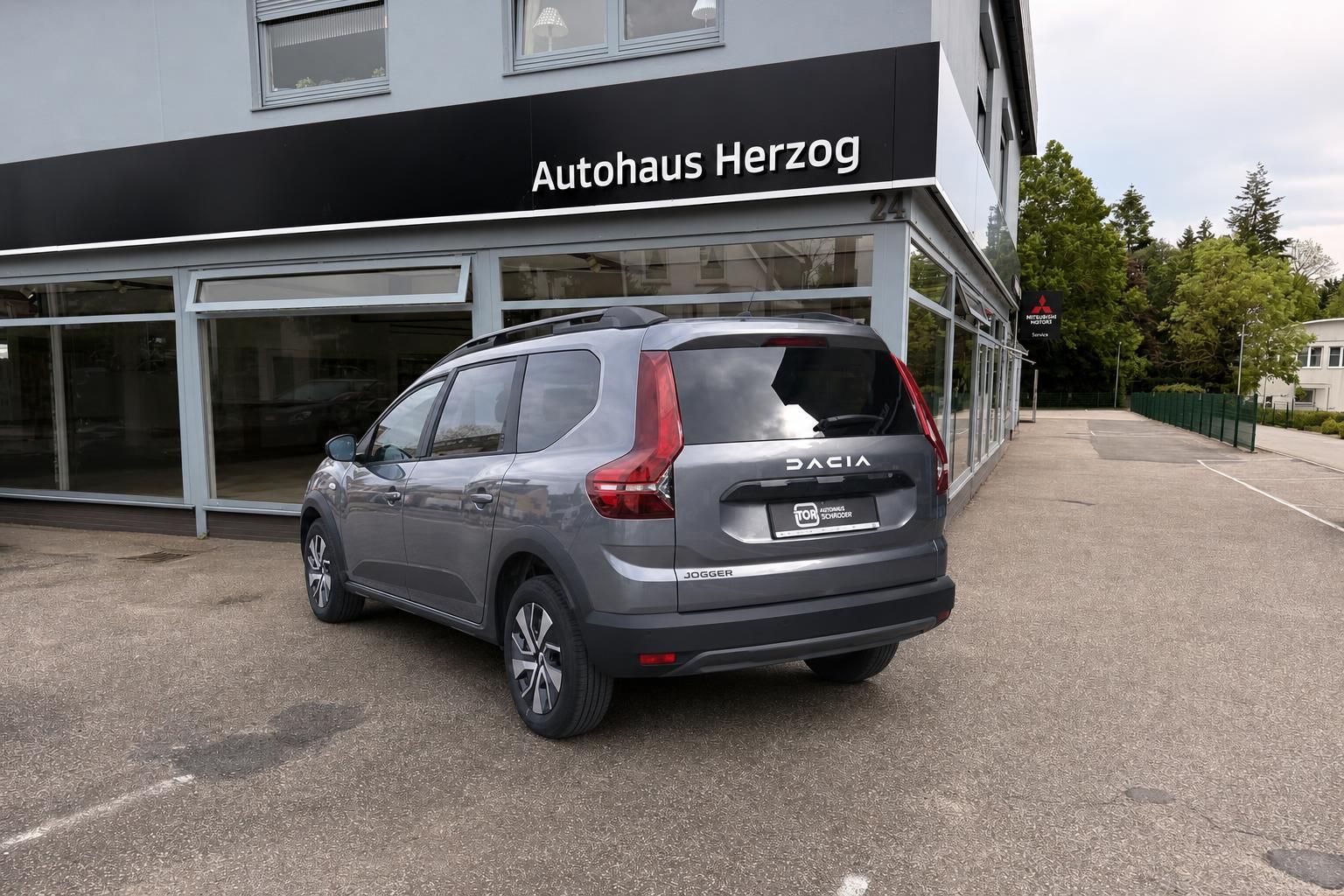 Dacia Jogger grau schräge Heckansicht mit Allwetterreifen - robuster Crossover
