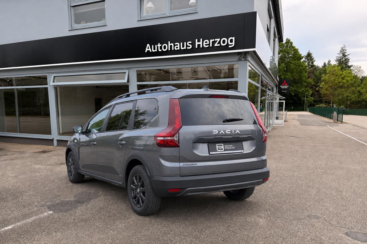 Dacia Jogger grau schräge Heckansicht links - geräumiger SUV mit Panoramadach