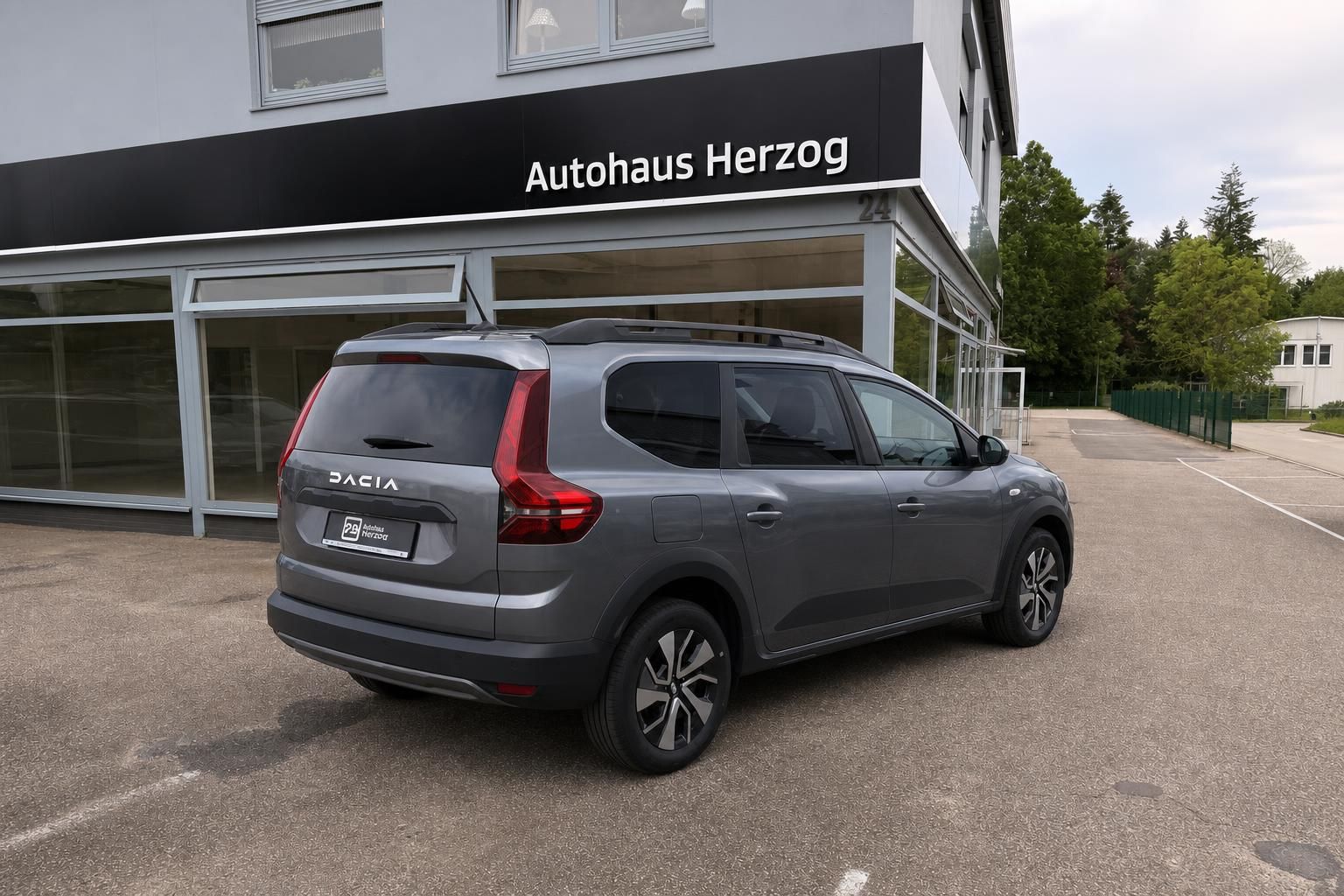 Dacia Jogger grau Heckansicht mit roten Rücklichtern - praktischer Siebensitzer