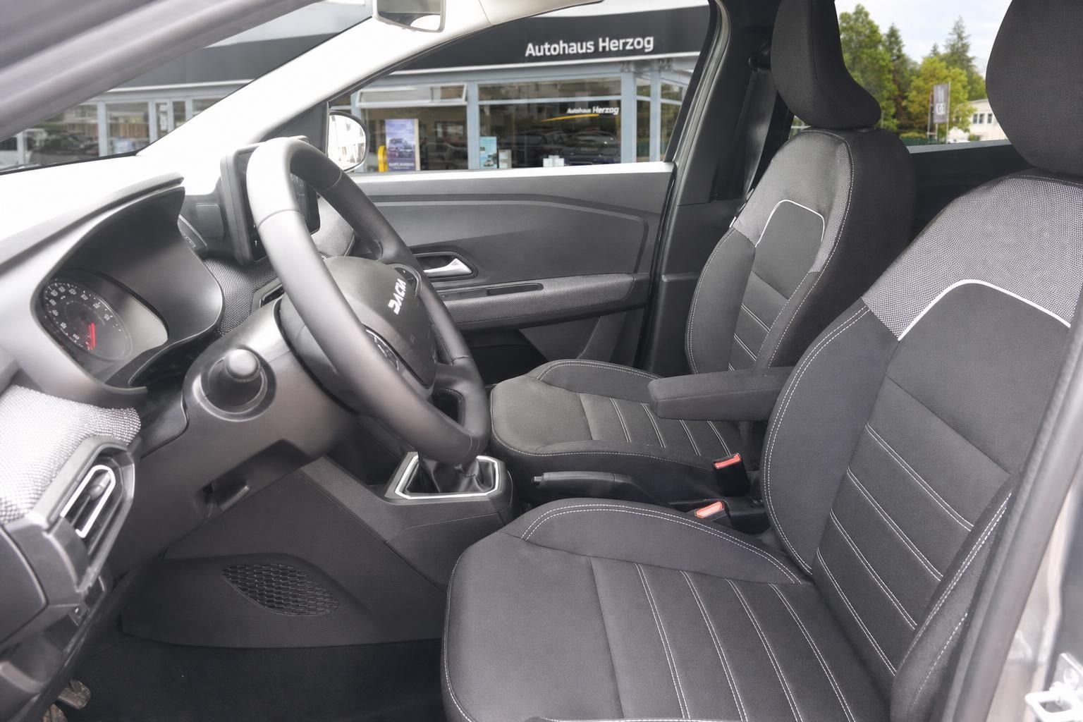 Dacia Innenraum mit schwarzer Ausstattung - Fahrersitz und Cockpit mit modernem Design