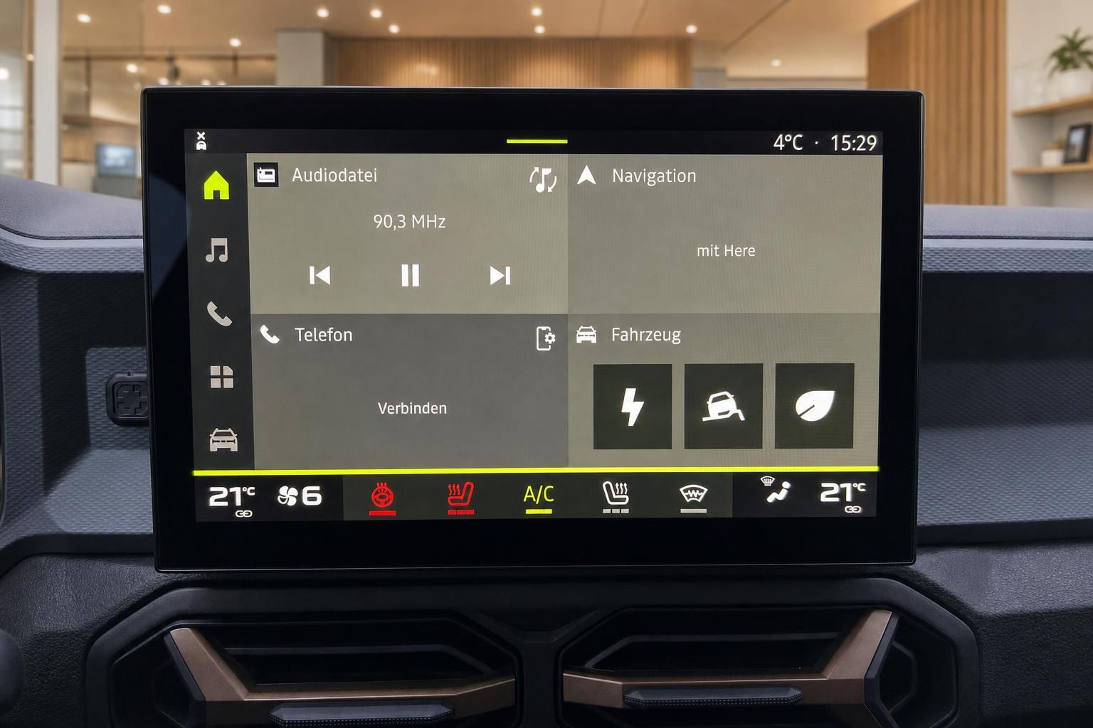 Infotainment-Touchscreen mit Navigation, Audio und Fahrzeugfunktionen im modernen Cockpit