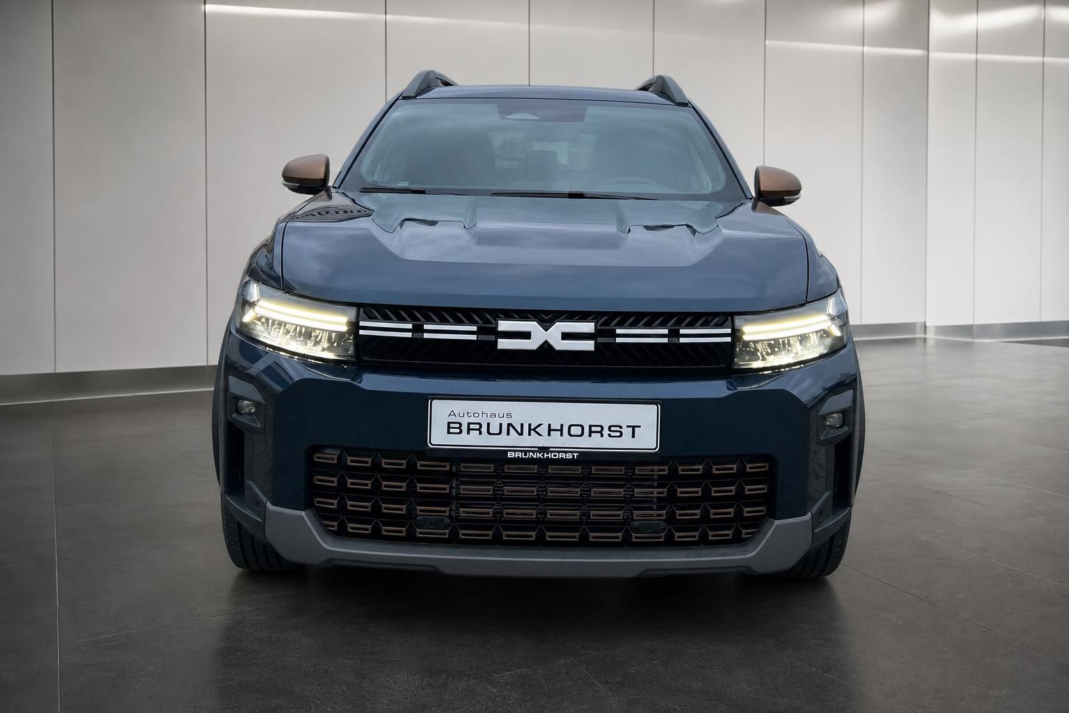 Dacia SUV in dunkelblau, Frontansicht mit LED-Scheinwerfern im Autohaus Brunkhorst