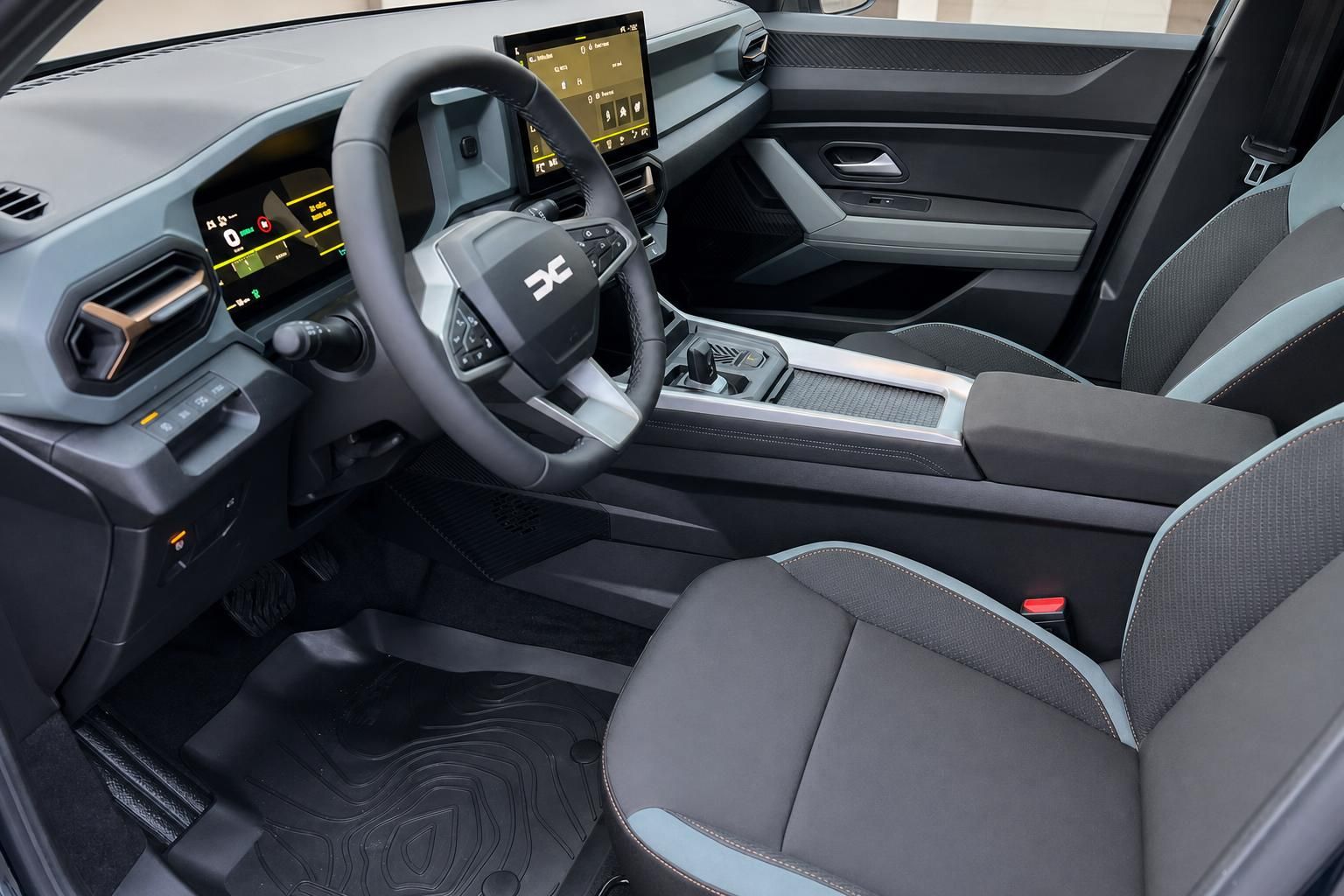 Dacia Innenraum mit modernem Cockpit, Touchscreen und grau-schwarzer Ausstattung