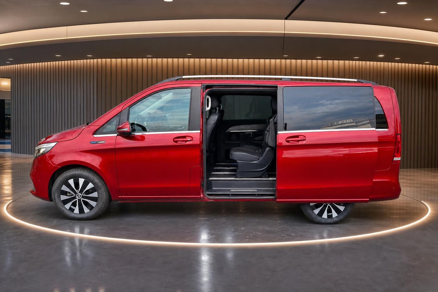 Mercedes-Benz EQV 300 rot mit geoeffneter Schiebetuer und Innenraum
