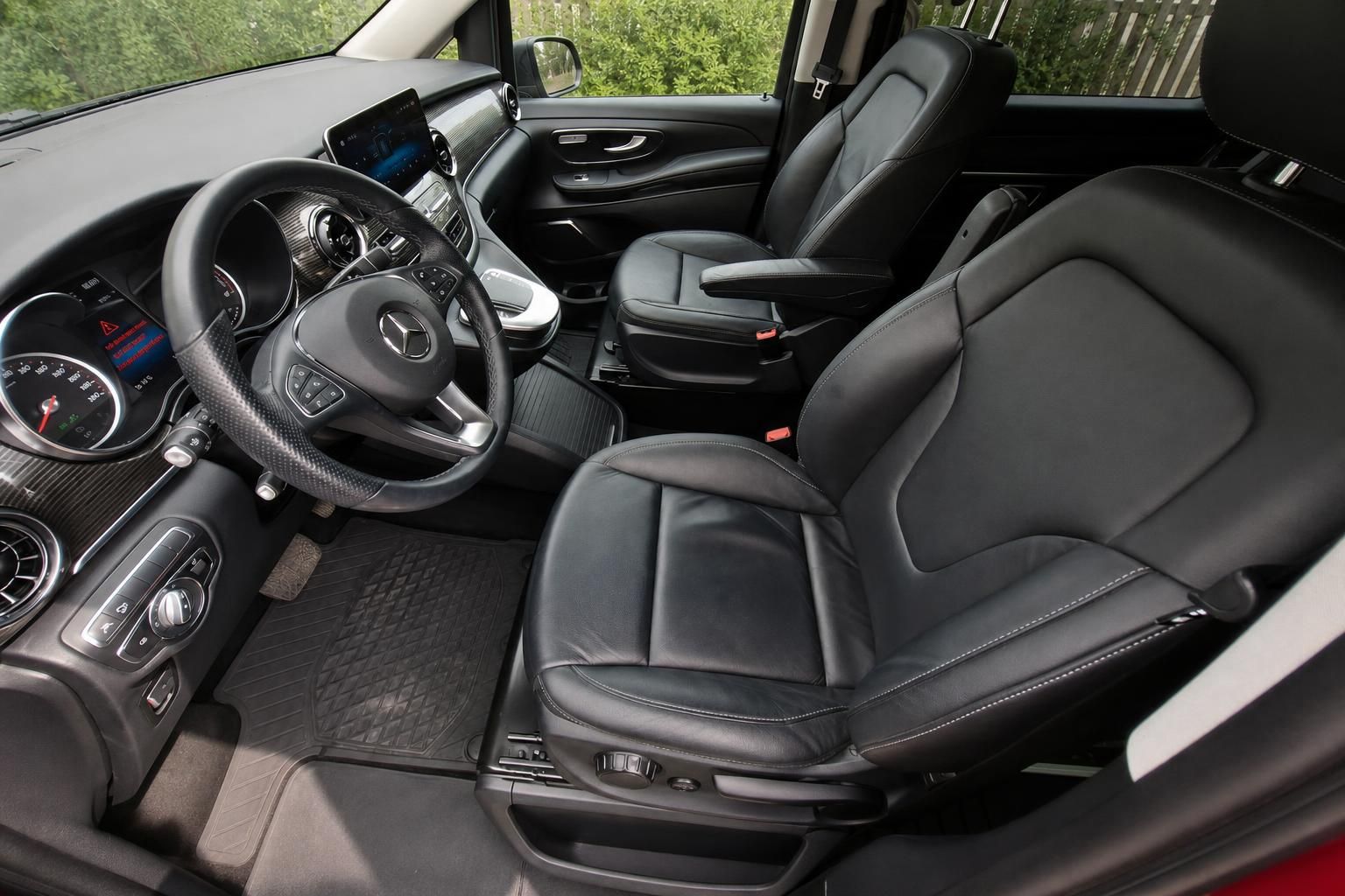 Mercedes V-Klasse Innenraum mit Ledersitzen und Cockpit Detailansicht