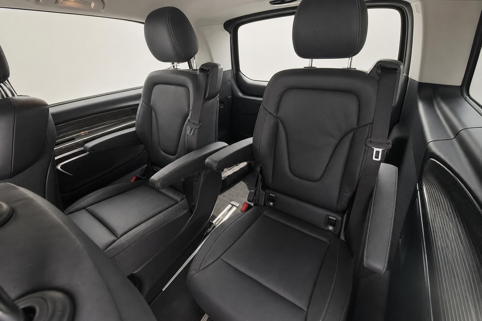 Mercedes V-Klasse Fondsitze mit Lederbezug und Armlehnen im Detail