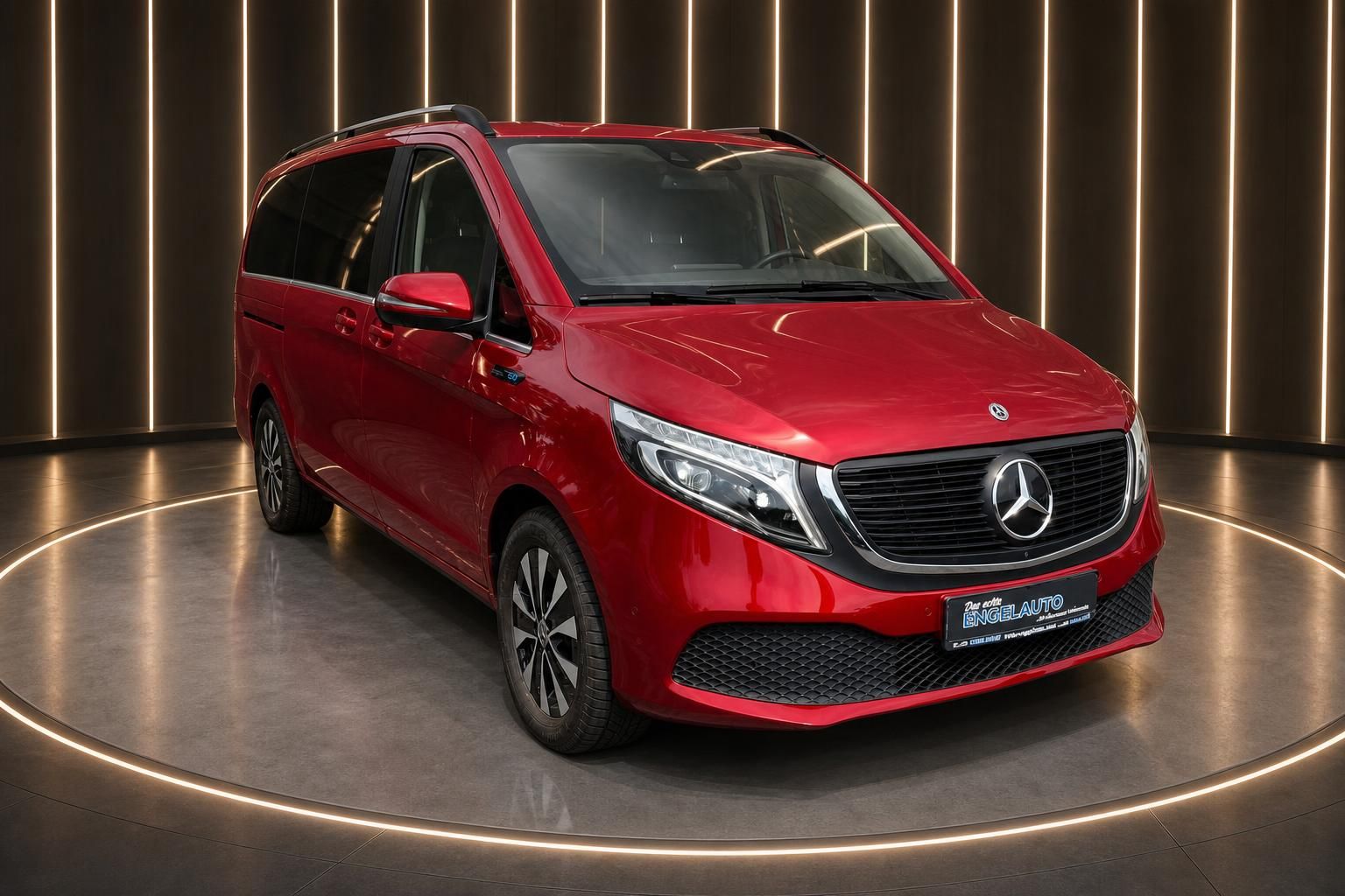 Mercedes-Benz V-Klasse rot, Frontansicht schräg im Showroom