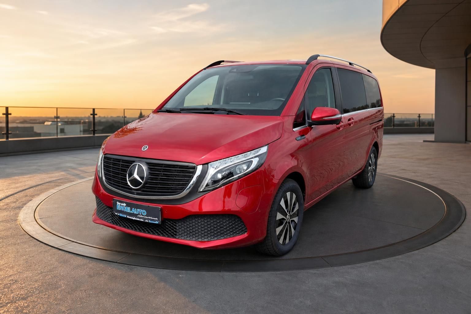 Mercedes-Benz V-Klasse rot, Frontansicht bei Sonnenuntergang auf Dachterrasse