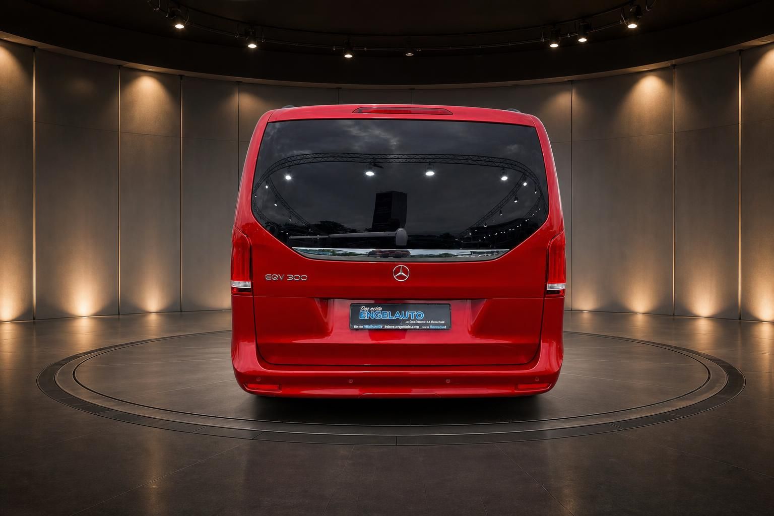 Mercedes-Benz EQV 300 in Rot, Heckansicht frontal im Studio