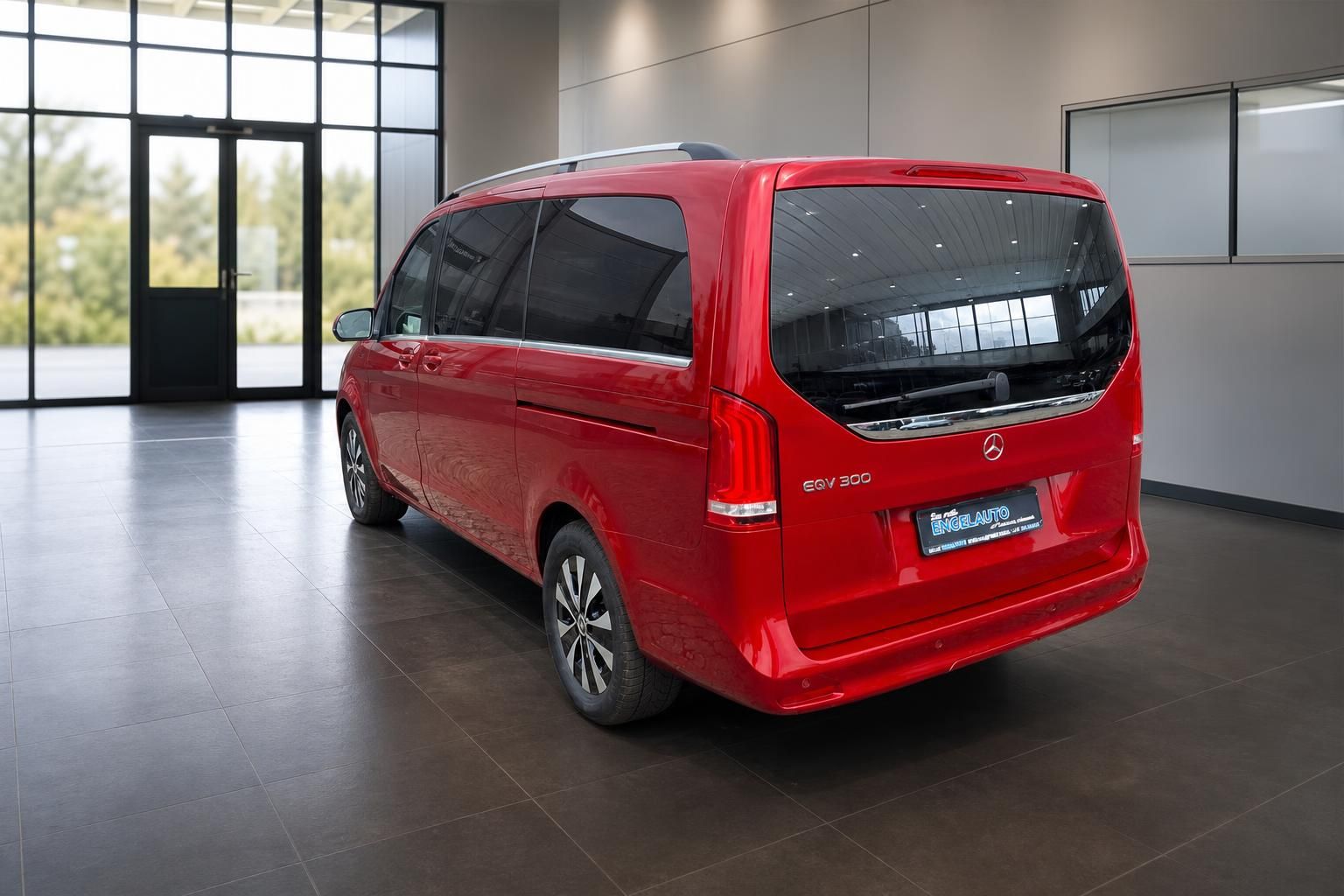 Mercedes-Benz EQV 300 in Rot, Heck-Seitenansicht im Autohaus