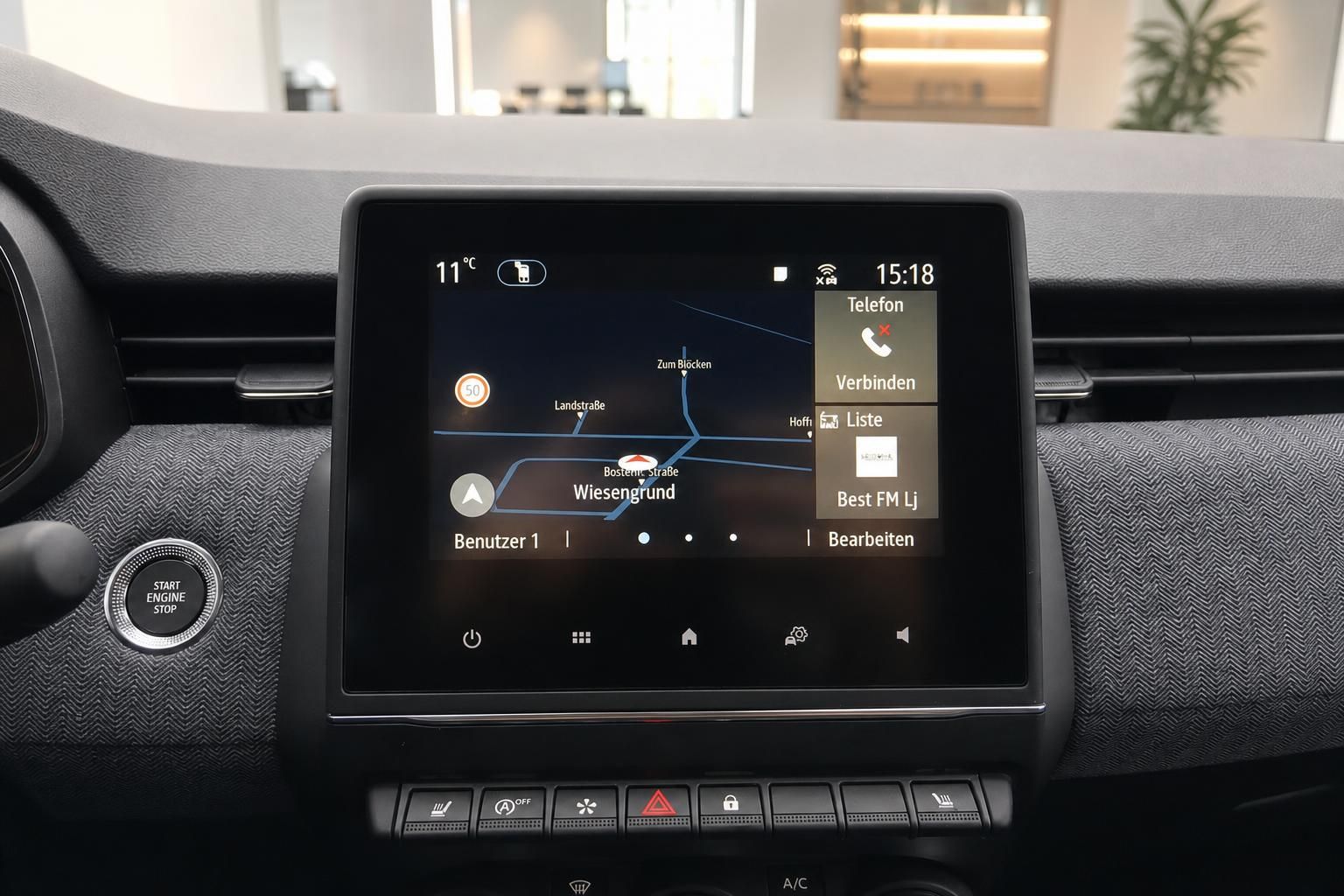 Renault Infotainment-Display mit Navigationssystem und Telefonfunktion im Armaturenbrett