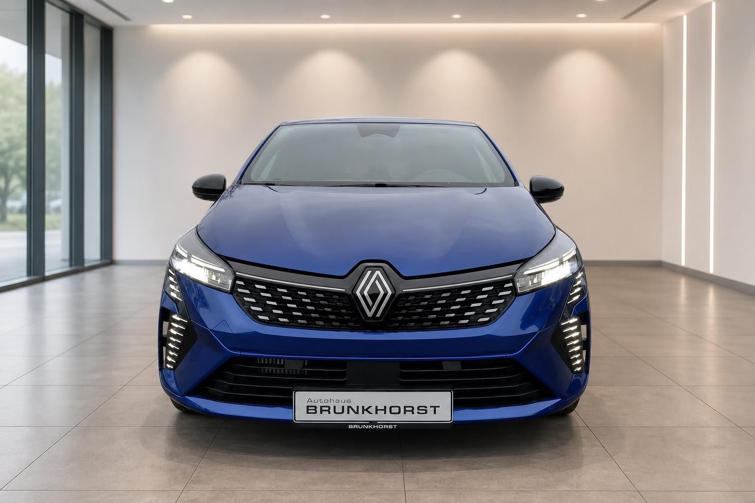 Blauer Renault PKW Frontansicht in modernem Autohaus Showroom mit eleganter Beleuchtung