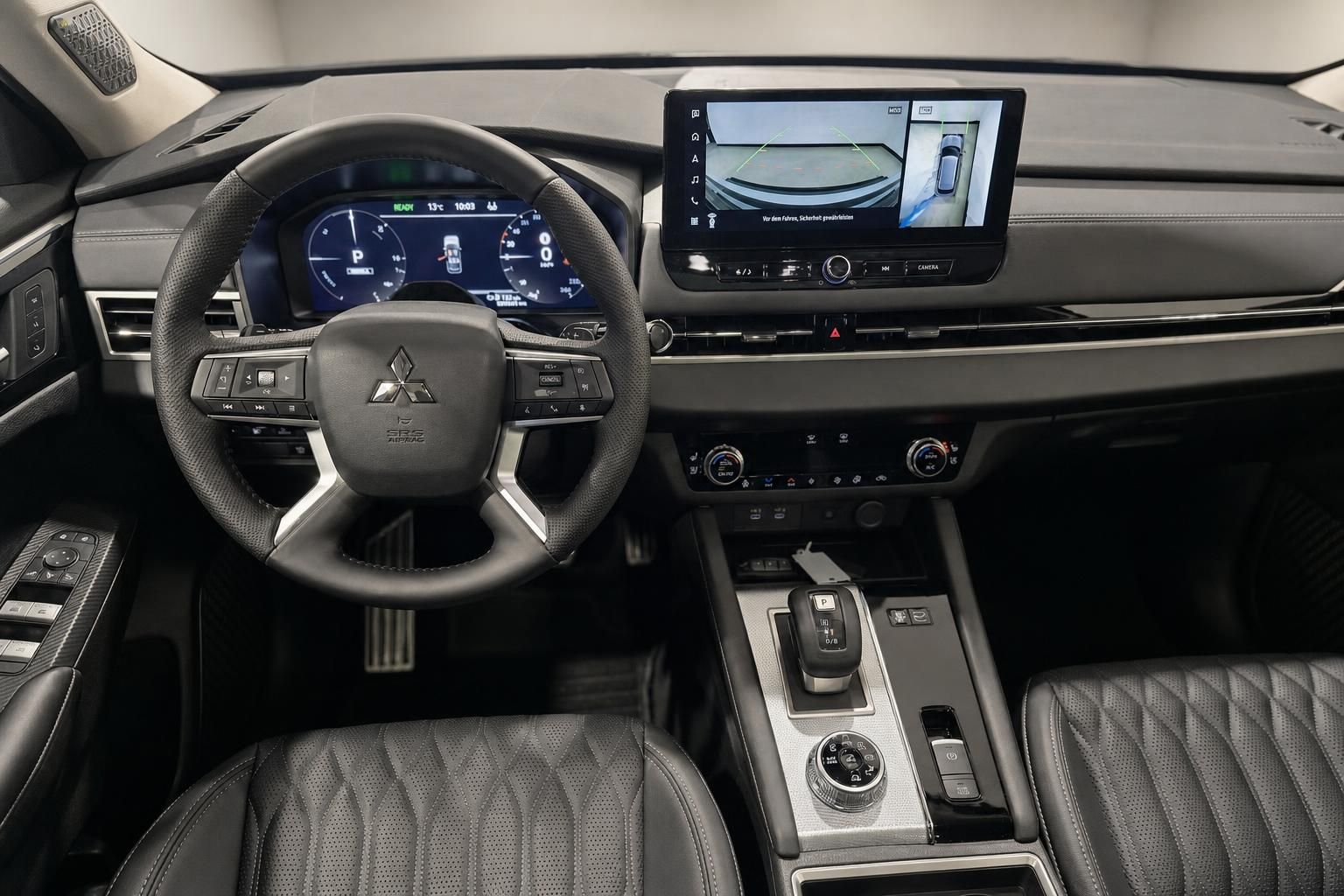Mitsubishi Cockpit mit Rueckfahrkamera und Lenkrad Ansicht