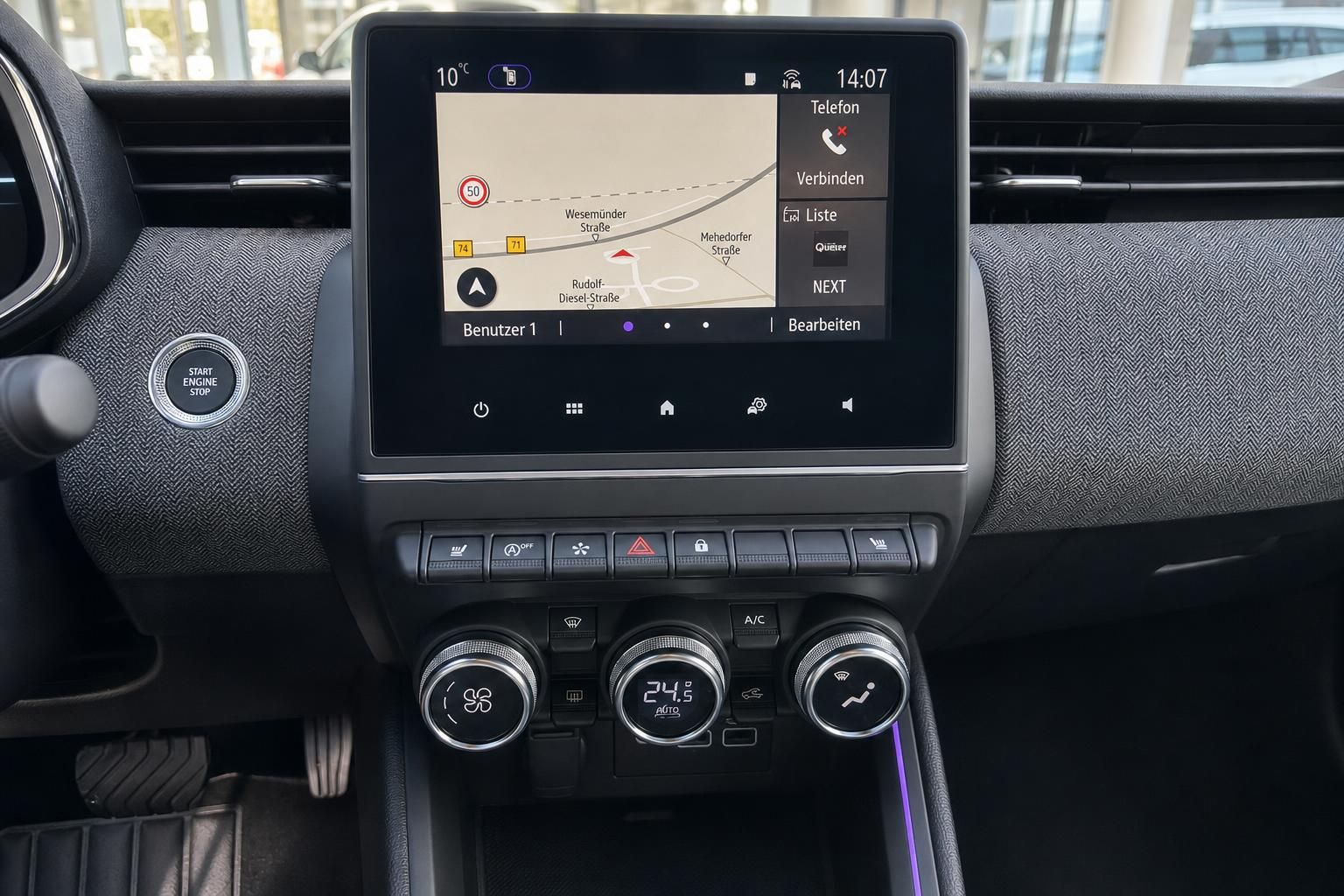 Renault Touchscreen Infotainment-System mit Navigation und Klimasteuerung