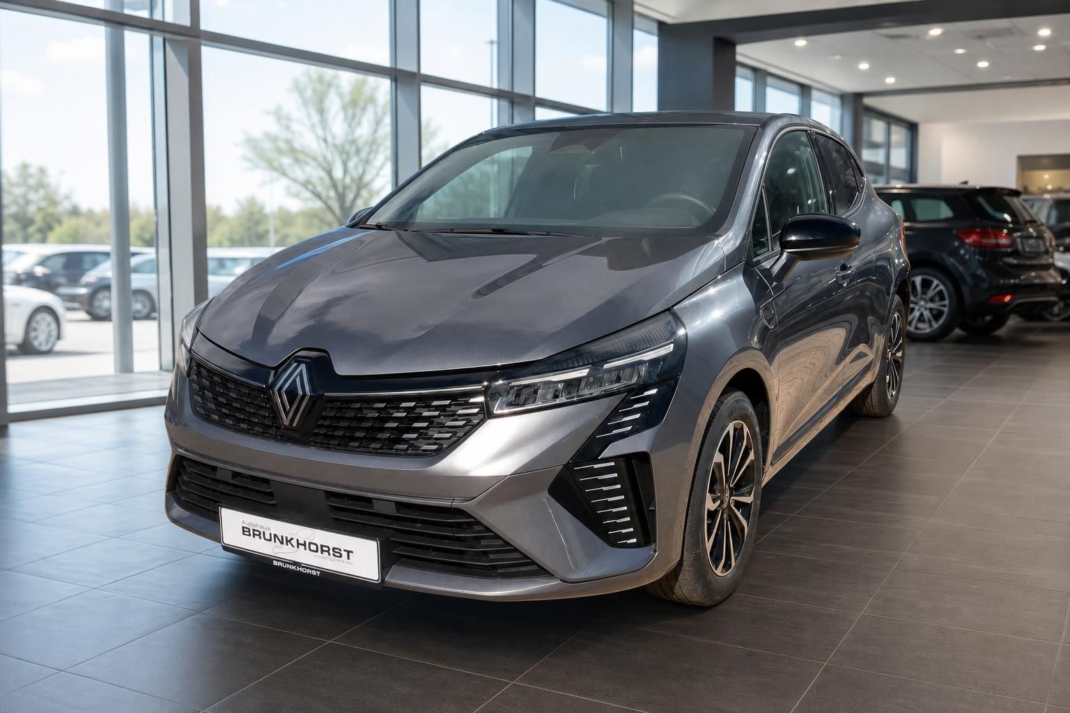 Renault grauer SUV im Autohaus Showroom mit modernem Design und Allradfelgen