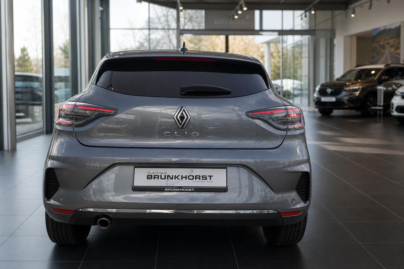 Renault Clio Heckansicht grau im Autohaus Brunkhorst mit LED-Rückleuchten