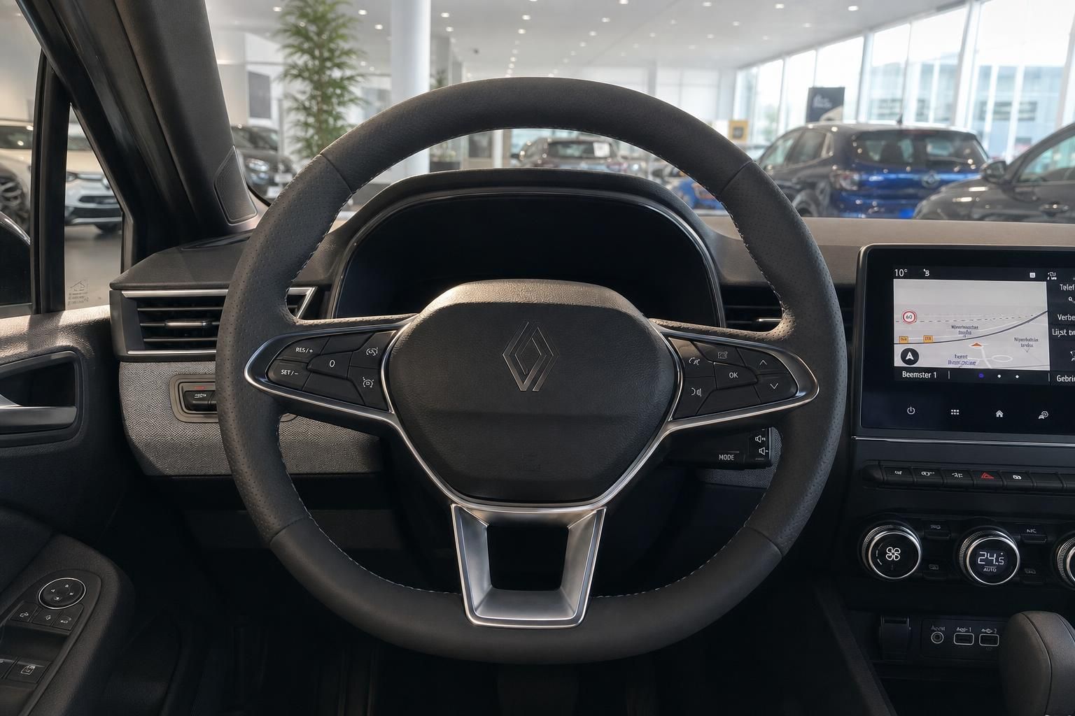 Renault Innenraum mit schwarzem Lenkrad und digitaler Instrumententafel