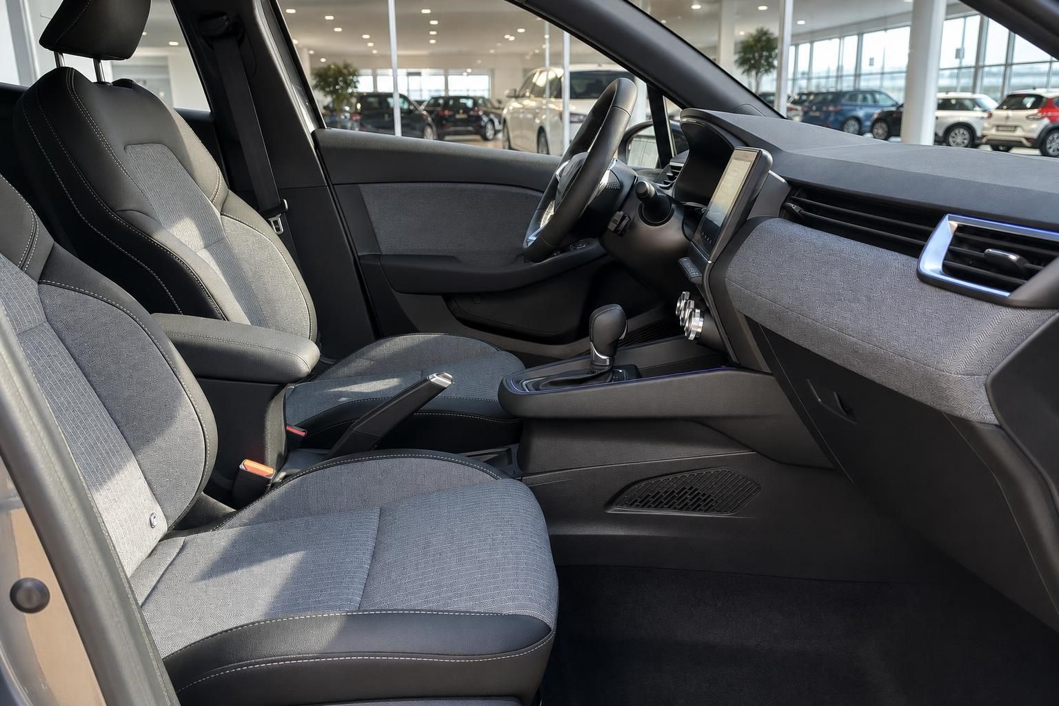 Renault Clio Innenraum mit grauen Sitzen, Schaltgetriebe und modernem Cockpit