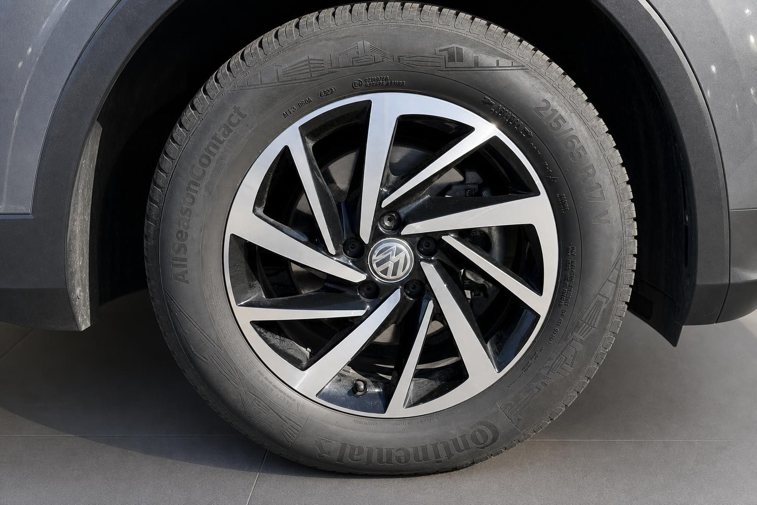 VW Tiguan Leichtmetallfelge mit Continental AllSeasonContact Reifen 215/65 R17