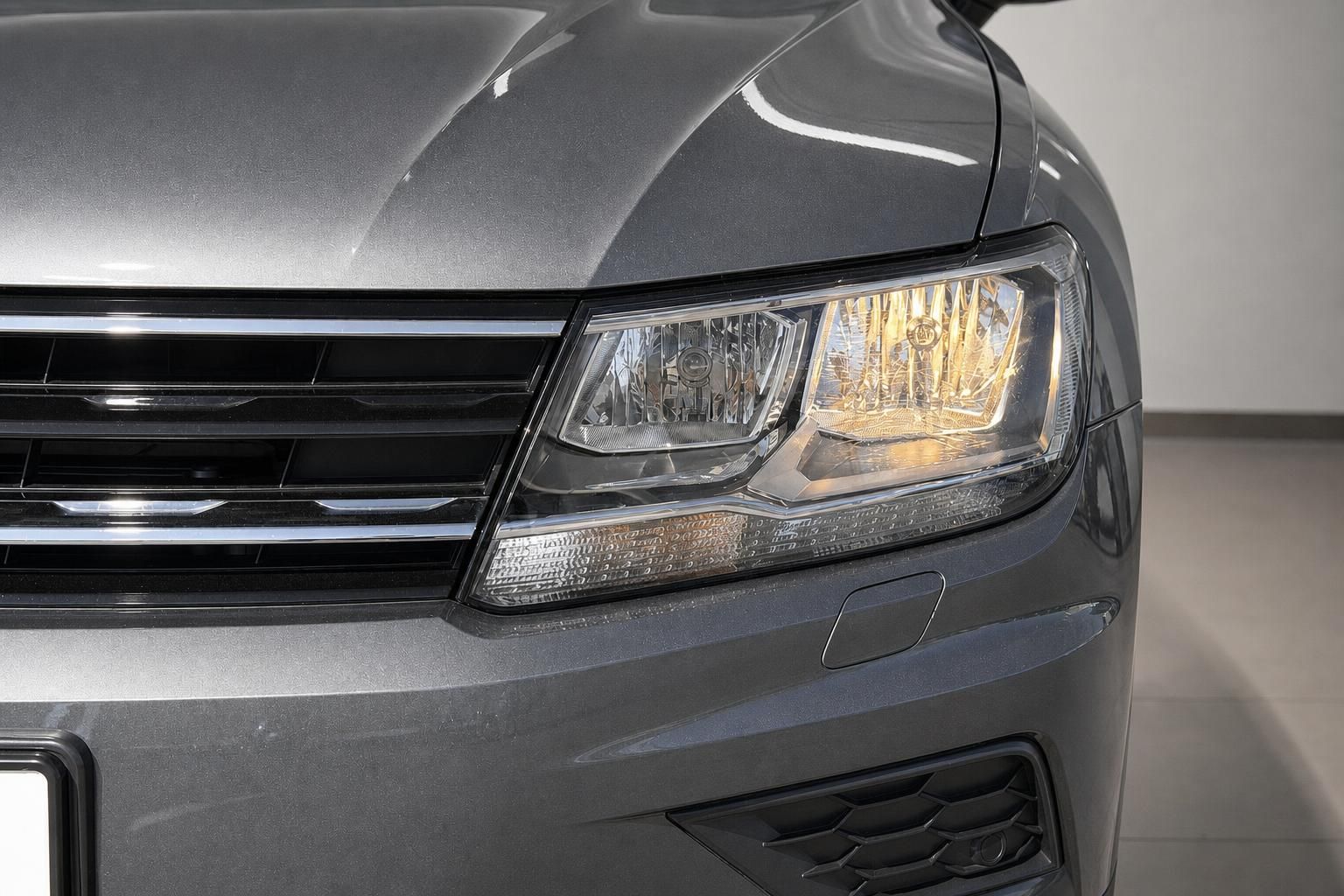 VW Tiguan grau Detailaufnahme Scheinwerfer und Kühlergrill Frontpartie