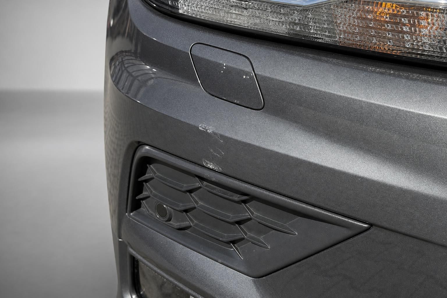 VW Tiguan grau Detailaufnahme Frontstoßstange mit Kratzer und Nebelscheinwerfer