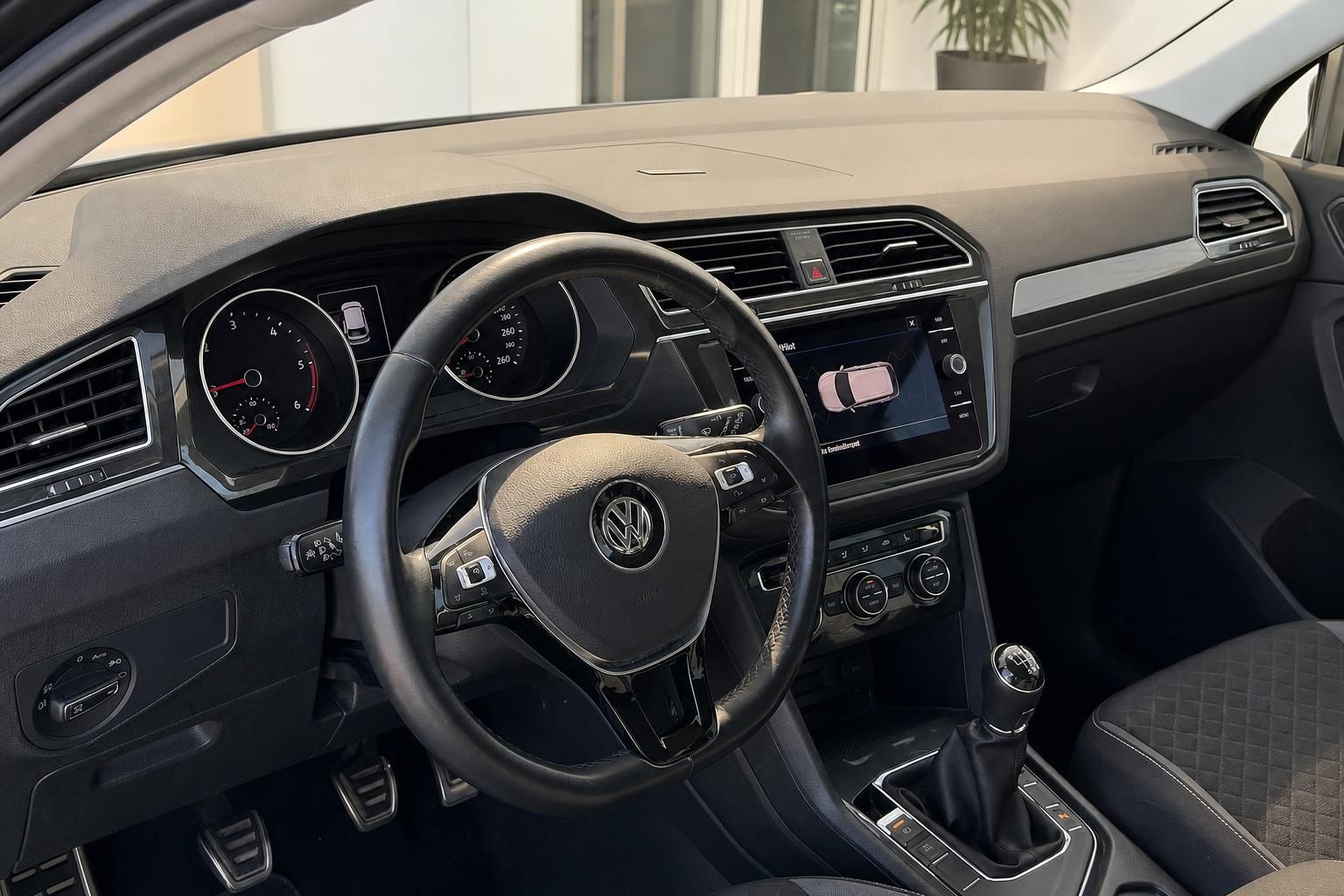VW Tiguan Innenraum Cockpit mit Lenkrad Tacho und Infotainment-Display