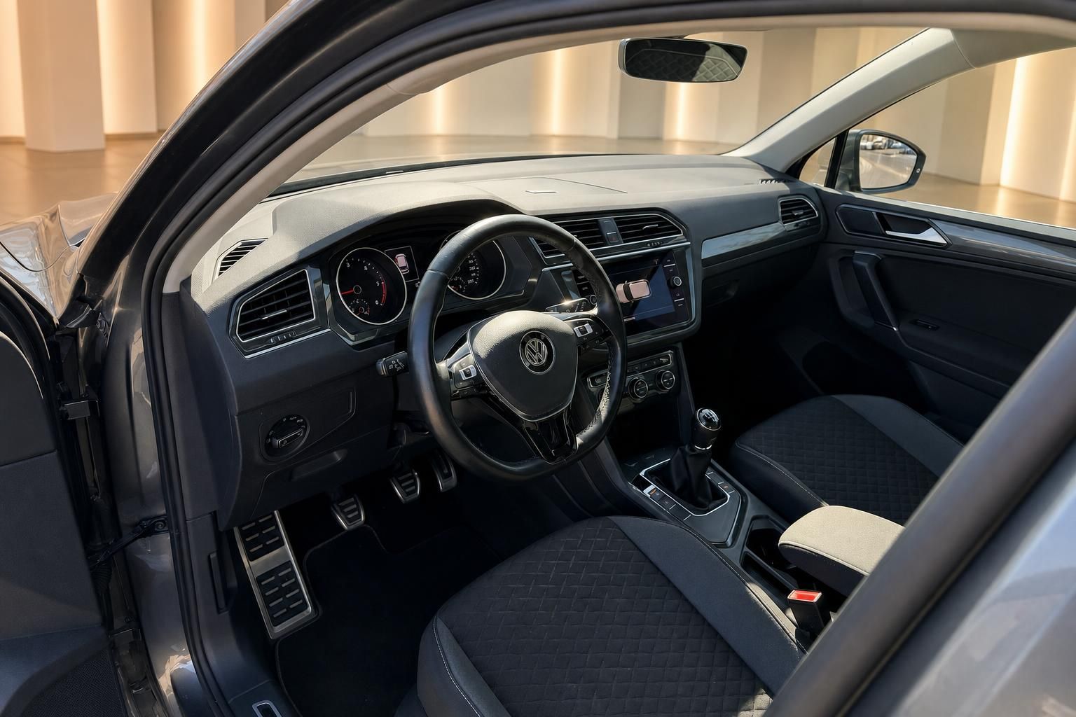 VW Tiguan Innenraum Fahrerseite mit Lenkrad Schalthebel und Sportsitzen