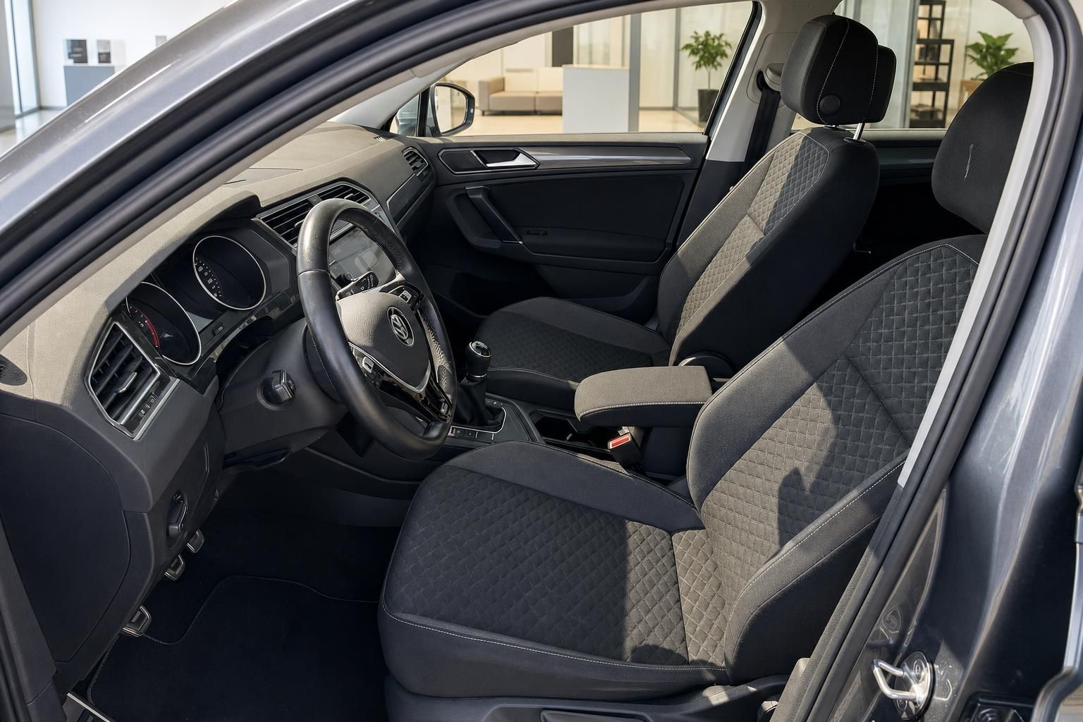 VW Tiguan Innenraum Vordersitze mit Stoff-Alcantara-Polsterung in schwarz-grau