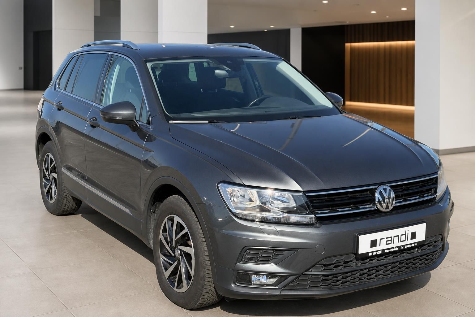 VW Tiguan grau Frontansicht schräg im Autohaus – SUV Gebrauchtwagen kaufen