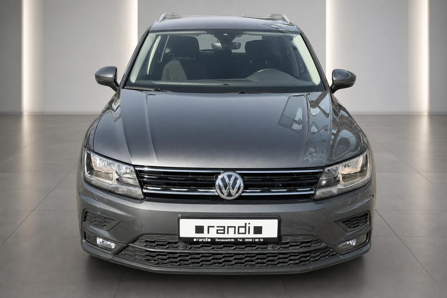 VW Tiguan grau Frontansicht im Autohaus – SUV Gebrauchtwagen kaufen