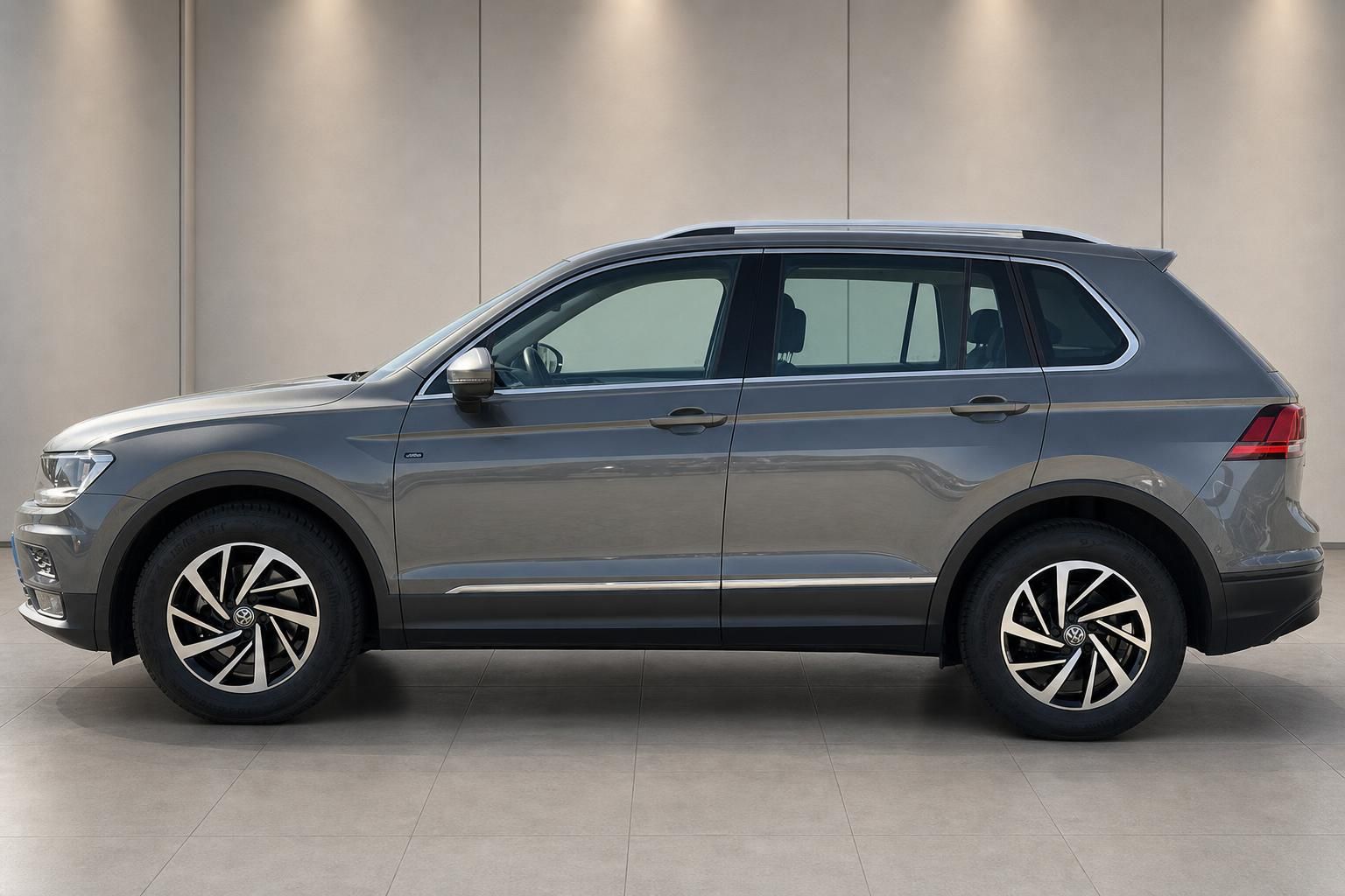 VW Tiguan grau Seitenansicht links im Showroom – SUV mit Alufelgen