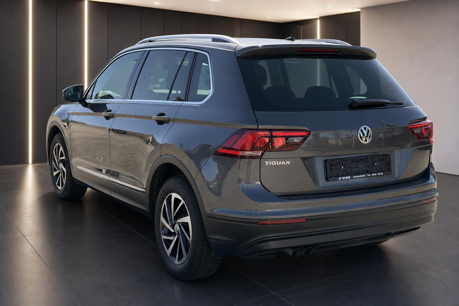 VW Tiguan grau Schrägansicht hinten links im Autohaus – SUV Gebrauchtwagen