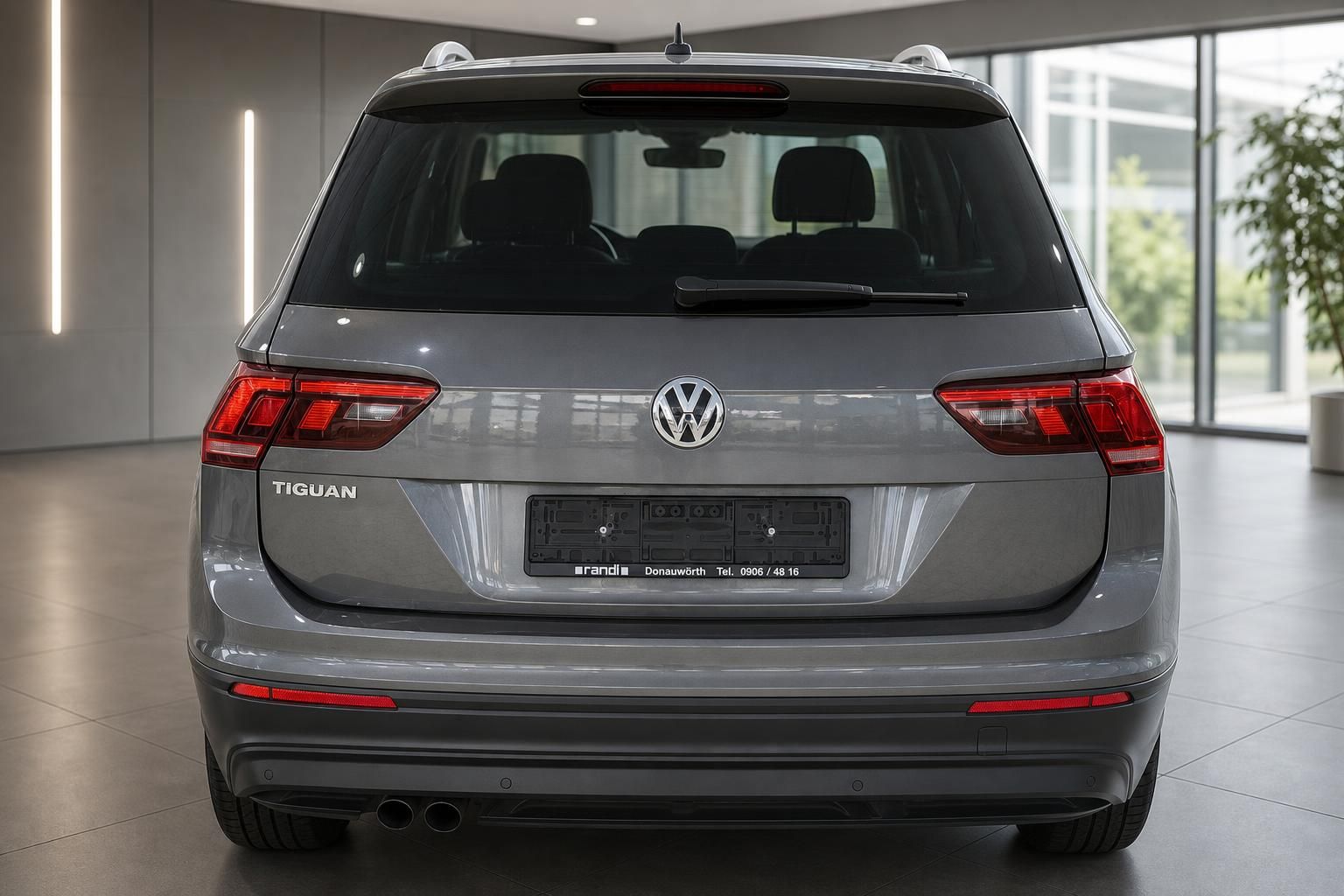 VW Tiguan grau Heckansicht im Showroom – SUV mit LED-Rückleuchten