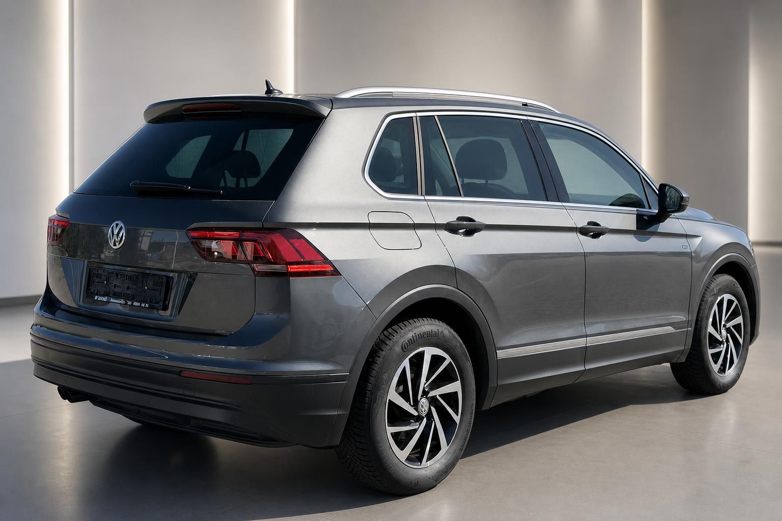 VW Tiguan grau Schrägansicht hinten rechts – SUV mit Continental Bereifung