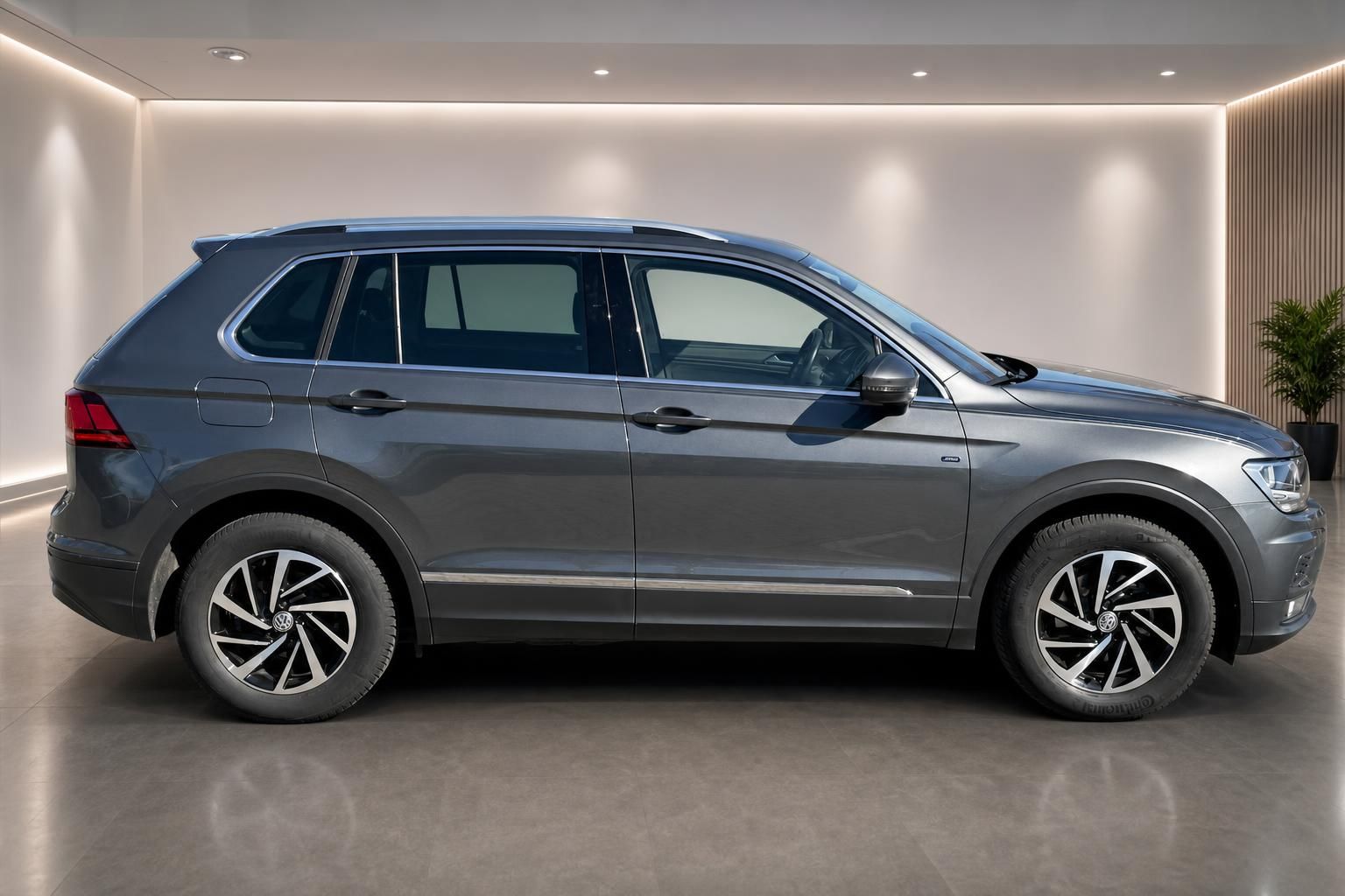 VW Tiguan grau Seitenansicht im Autohaus – SUV mit Leichtmetallfelgen
