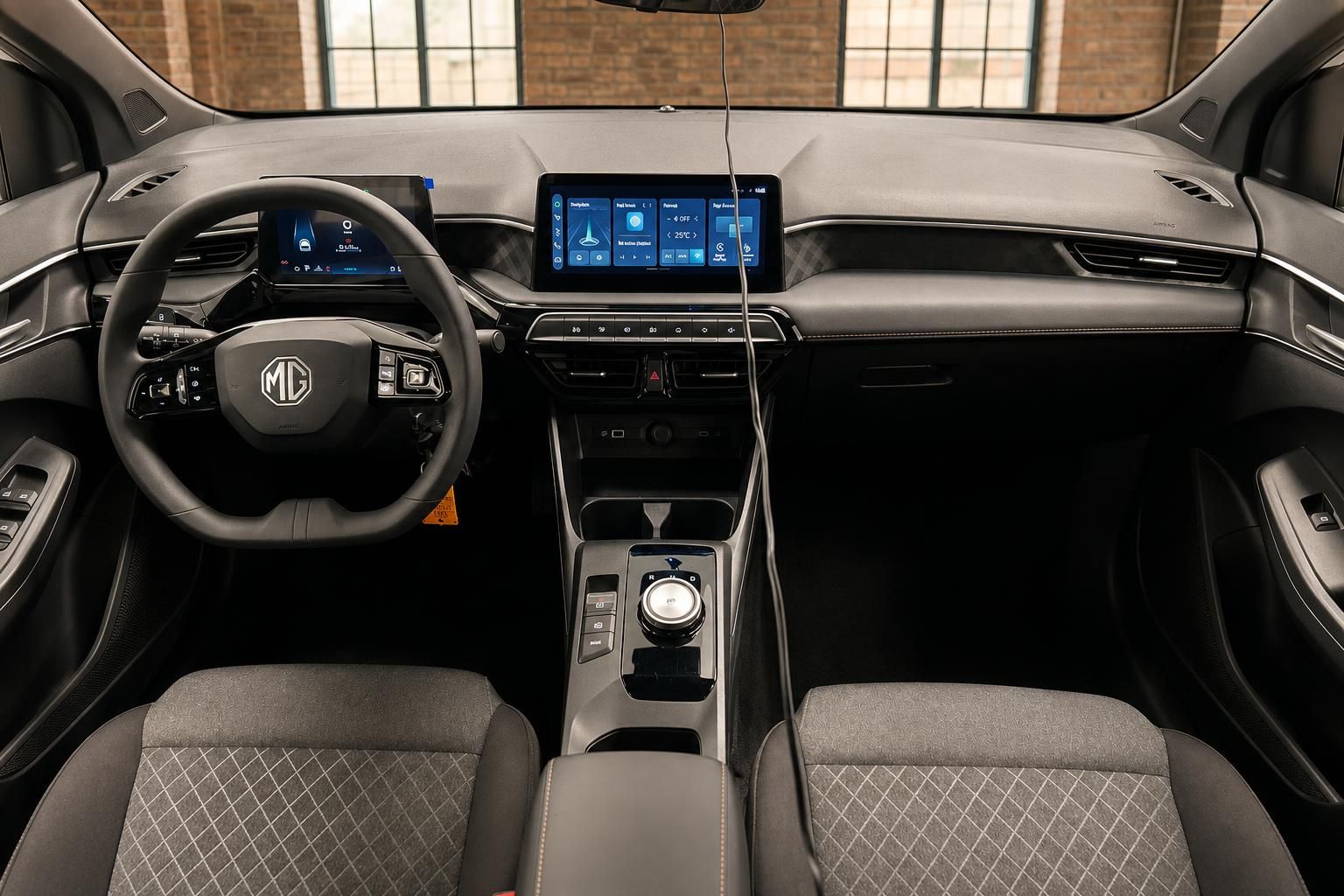 MG Cockpit mit Lenkrad und Touchscreen-Infotainmentsystem im Detail