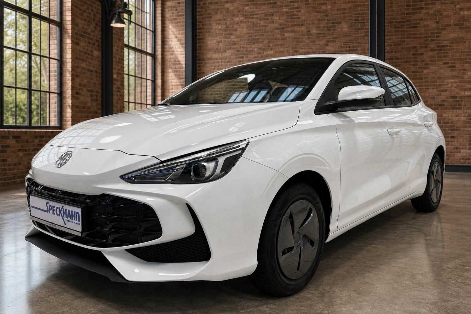 MG3 Hybrid+ in Weiß, Frontansicht schräg im Autohaus Speckhahn