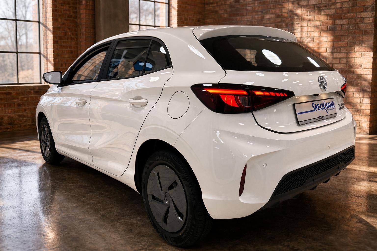 MG3 Hybrid+ Weiß, Heckansicht schräg mit Rücklichtern