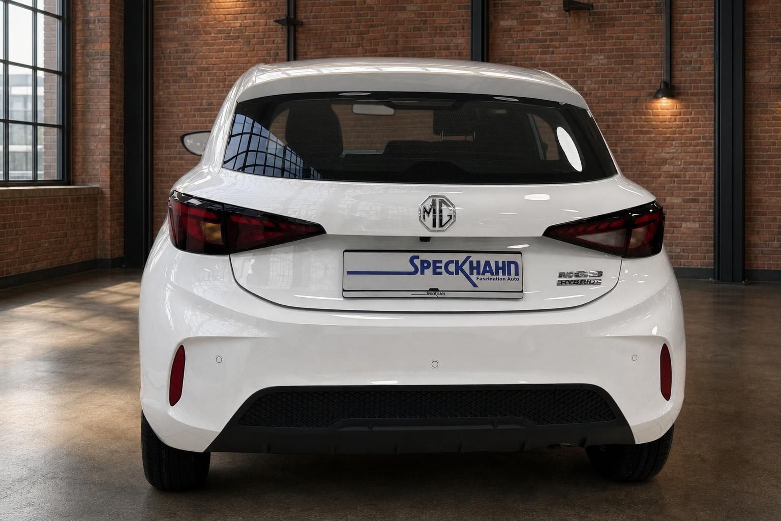 MG3 Hybrid Weiß, direkte Heckansicht mit Kennzeichenhalter