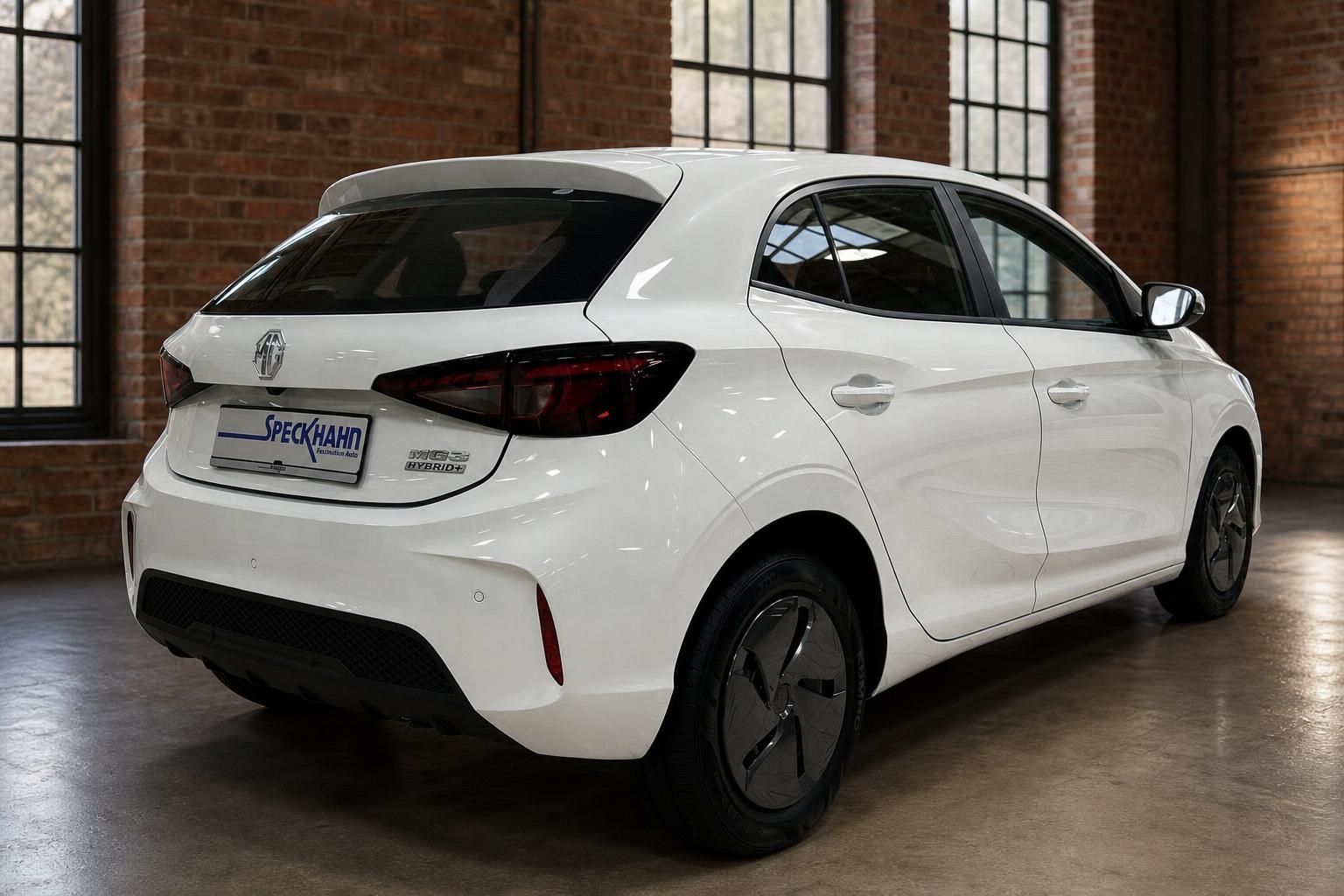 MG3 Hybrid+ in Weiß, Heckansicht seitlich mit Alufelgen