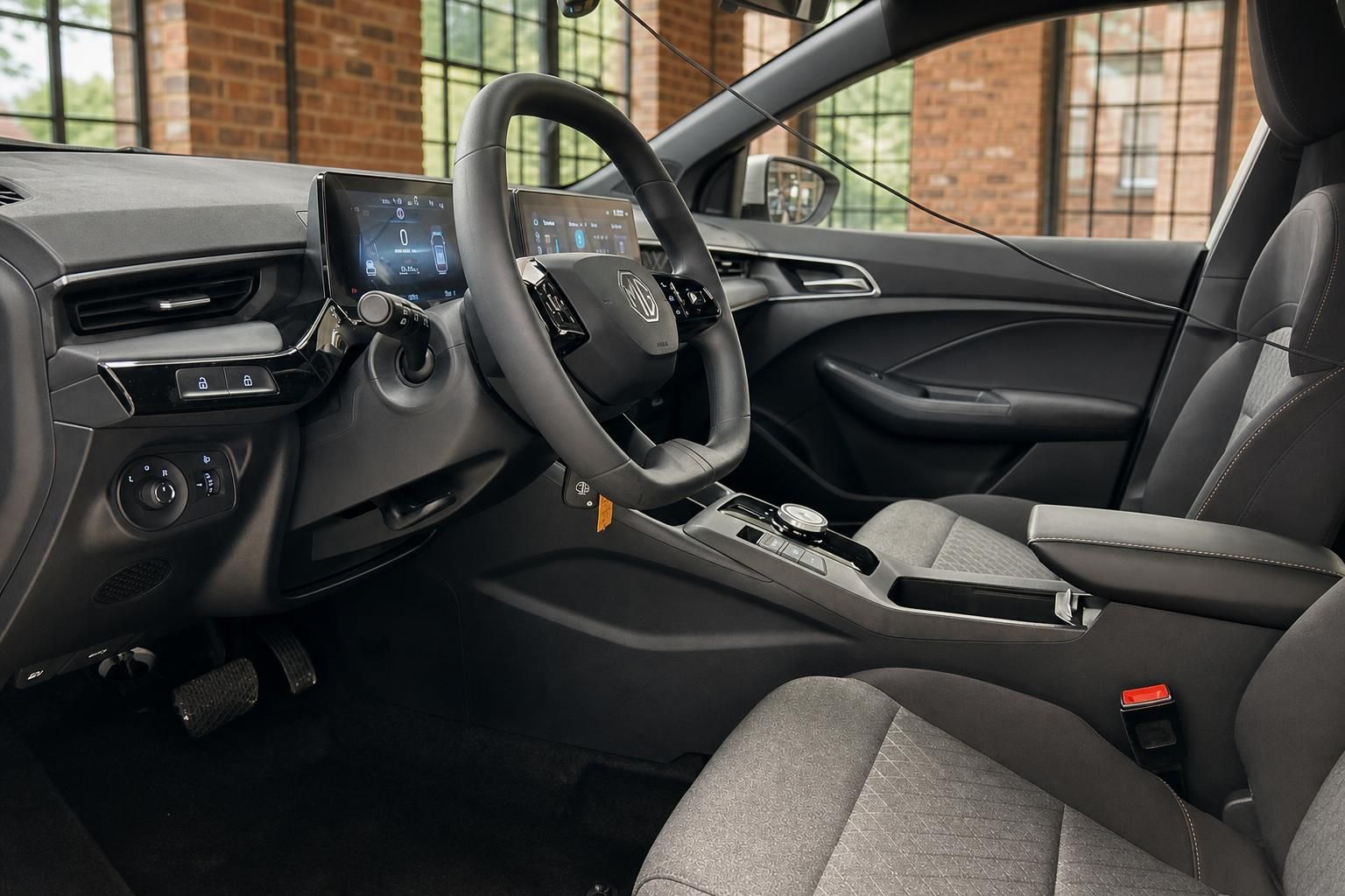 MG Cockpit mit Lenkrad, digitalem Display und Mittelkonsole